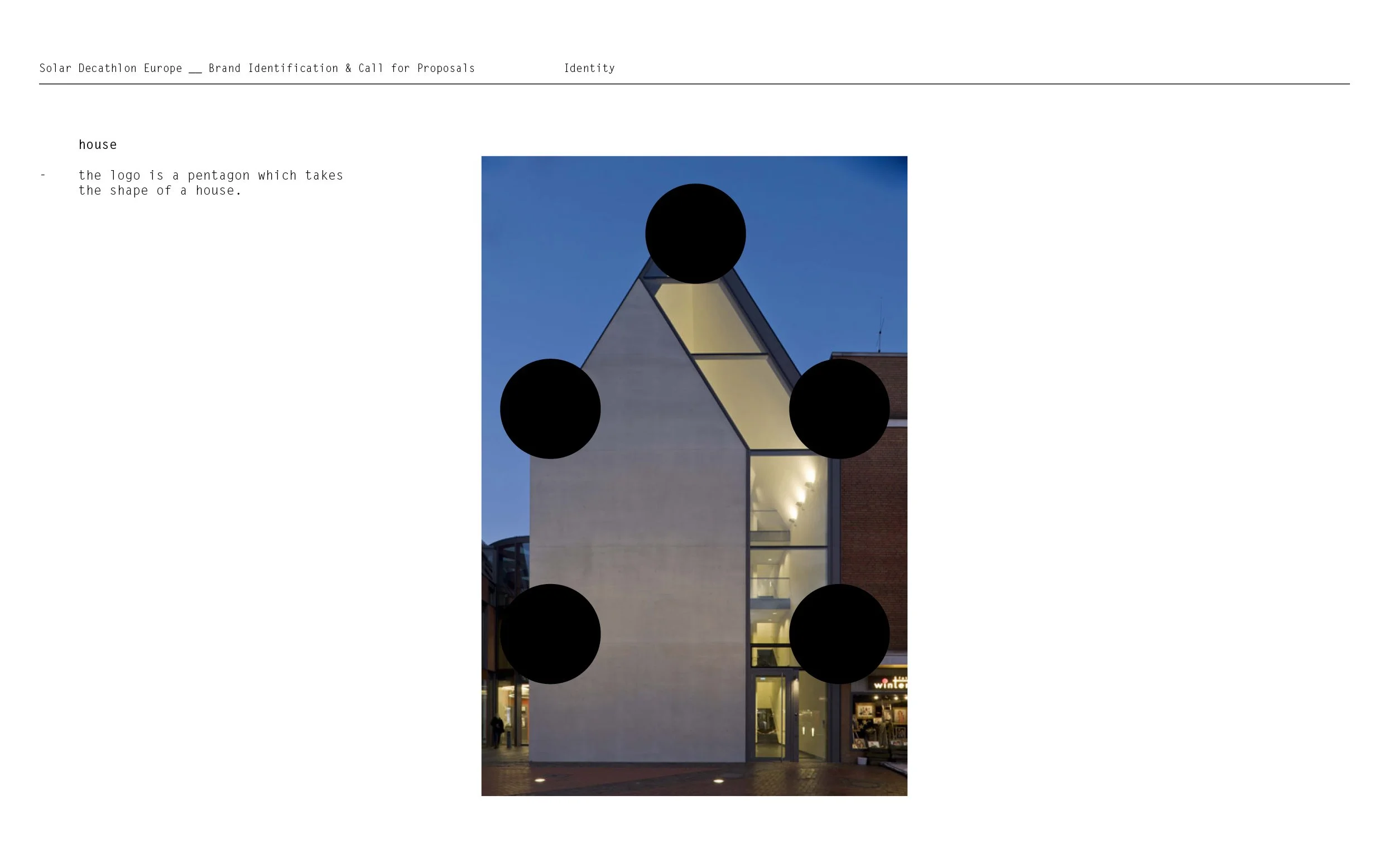 Façade d'un bâtiment moderne avec de grandes fenêtres, éclairée la nuit, avec un ciel bleu.