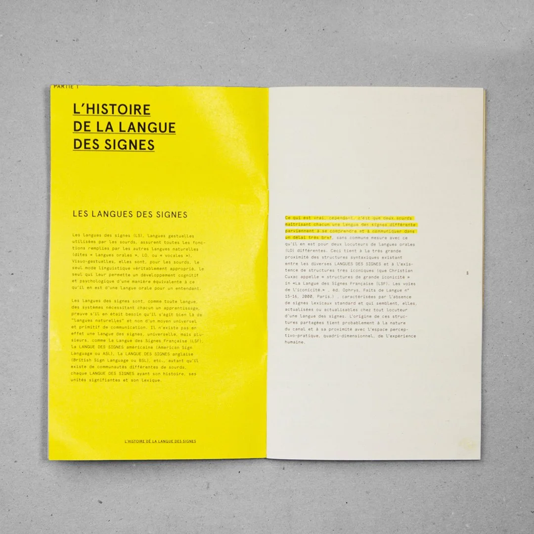 Page d'un livre ou d'un magazine avec un titre en français "L'HISTOIRE DE LA LANGUE DES SIGNES" et du texte en français de part et d'autre, une moitié de page jaune et une moitié blanche.