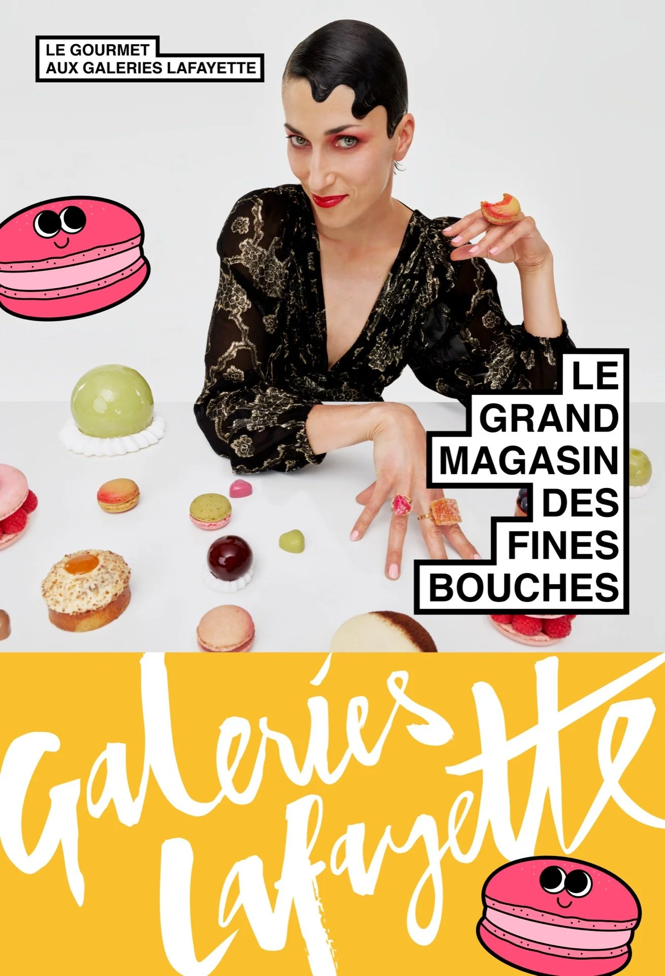 Une femme avec des cheveux noirs coiffés en boucles, portant un vêtement noir à motifs dorés, est assise derrière une table remplie de divers desserts tels que macarons, tartelettes, gelées, et un gâteau. Elle tient un macaron dans sa main droite et pointe vers la table avec sa main gauche. Le fond est blanc et contient du texte en français et des illustrations de macarons souriants.