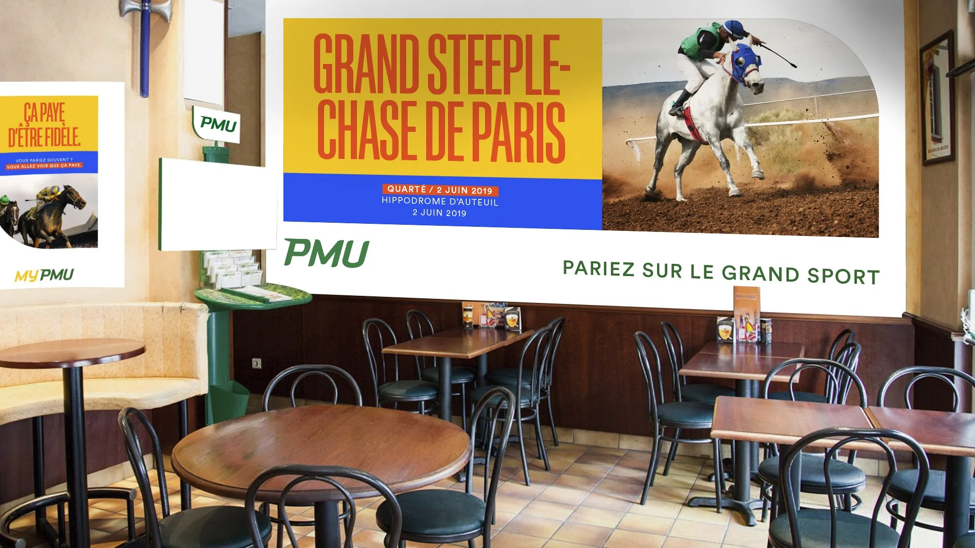 Une affiche pour un événement équestre, un cheval et un jockey en pleine course sur la piste, avec un grand fond jaune et rouge contenant du texte en français. La scène se trouve dans un cadre intérieur, probablement un café ou un restaurant, avec de