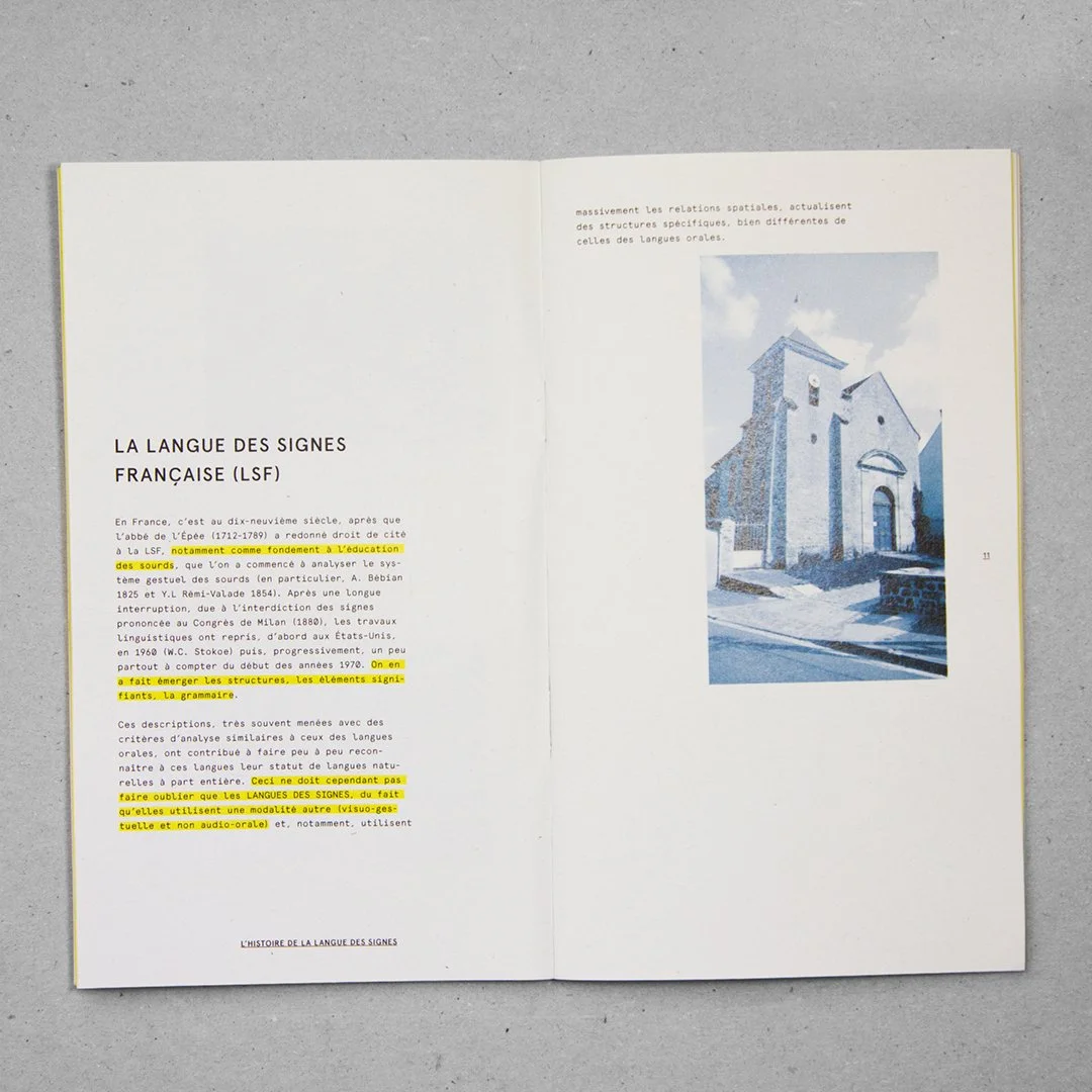 Page de livre parlant de la langue des signes française et présentant une photo d'une église en plein jour.