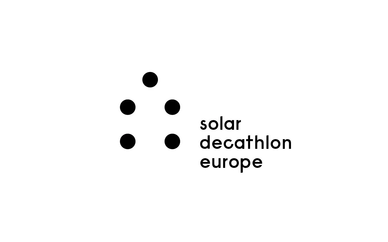 Logo minimaliste du Solar Decathlon Europe, avec six points noirs formant un A stylisé et le texte en français.