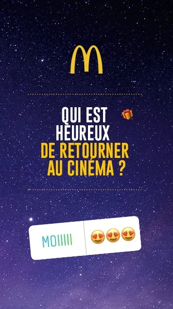 Une affiche promotionnelle de McDonald's avec un fond étoilé, demandant qui est heureux de retourner au cinéma, avec des emojis souriants et un code promotionnel.