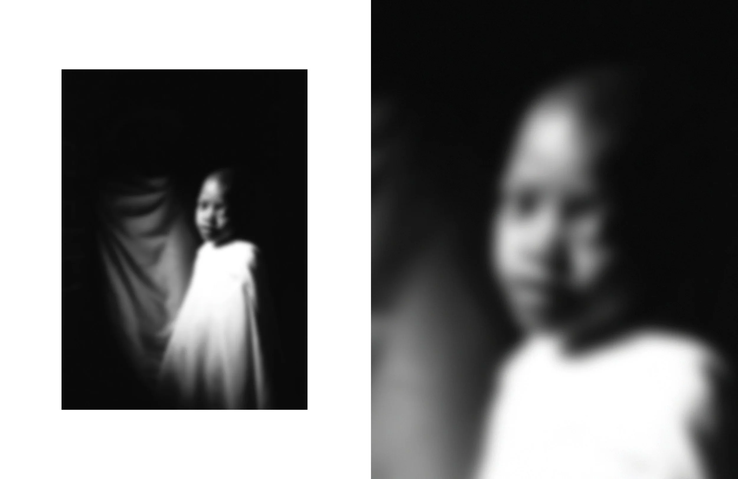 Deux portraits noirs et blancs de personnes, flous, dont une femme et un homme, avec un fond sombre.