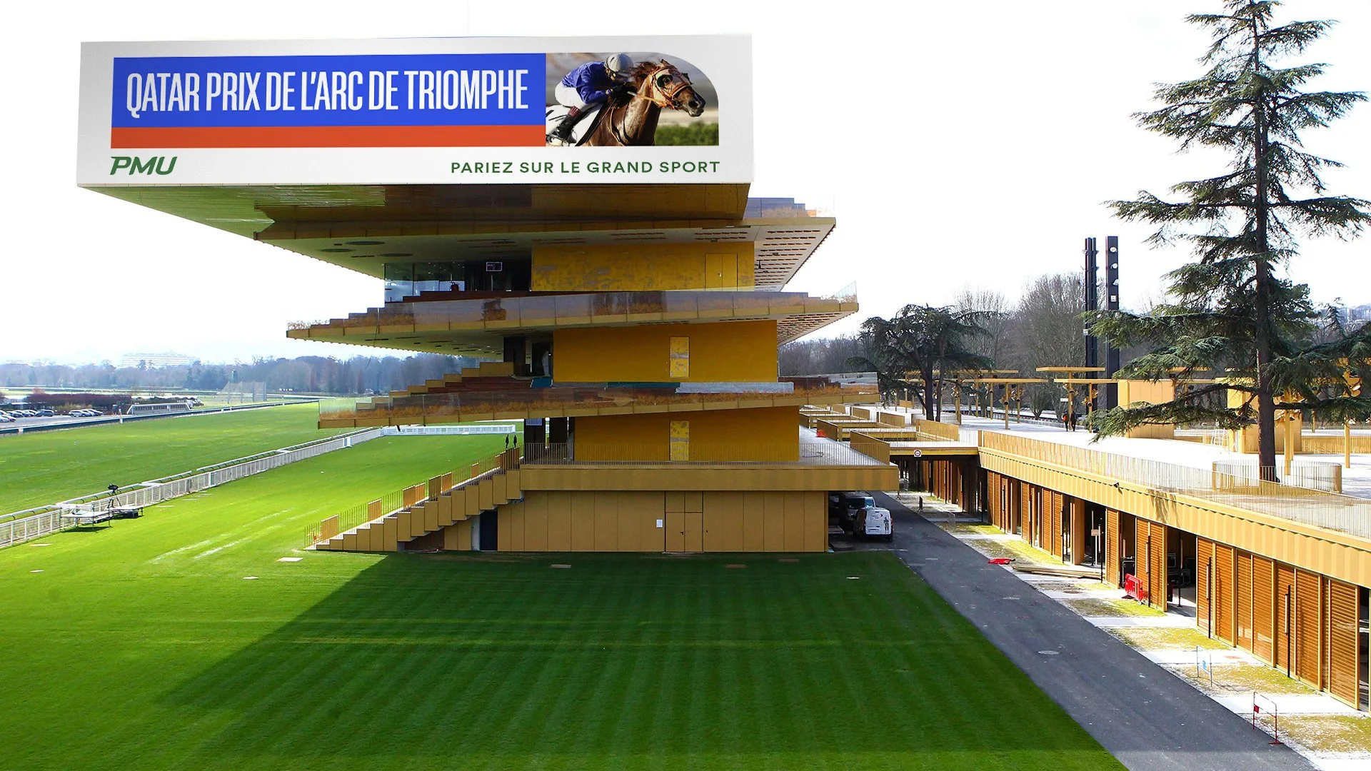 Bâtiment moderne avec plusieurs étages en forme de spirale, situé sur un terrain de course avec pelouse verte et arbres, annonce pour le Qatar Prix de l'Arc de Triomphe avec image de cheval et jockey.