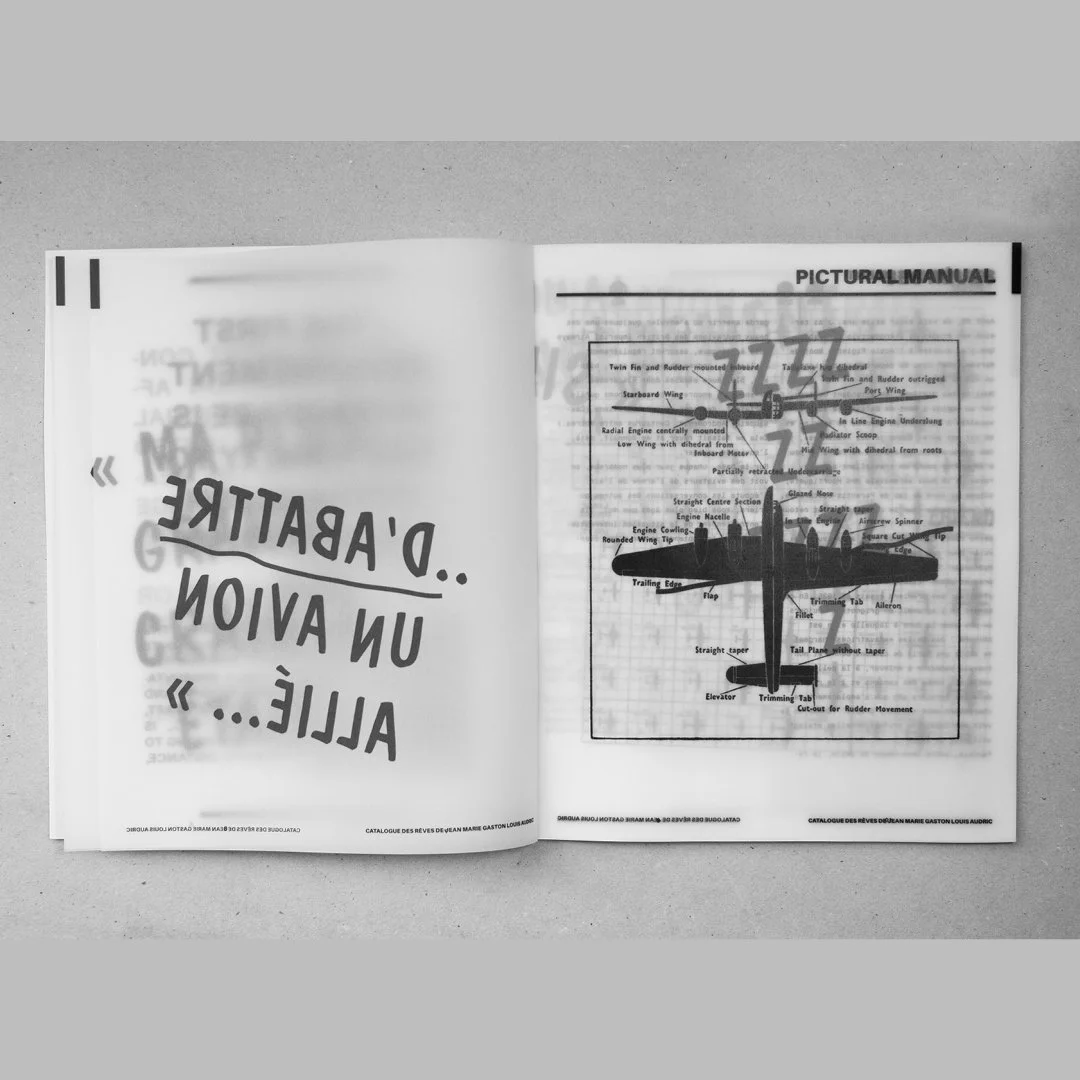 Livre ouvert avec un manuel illustré d'un avion sur la page de droite et un texte en français à gauche qui dit "D'ABATTRE UN AVION ALLÉE...".