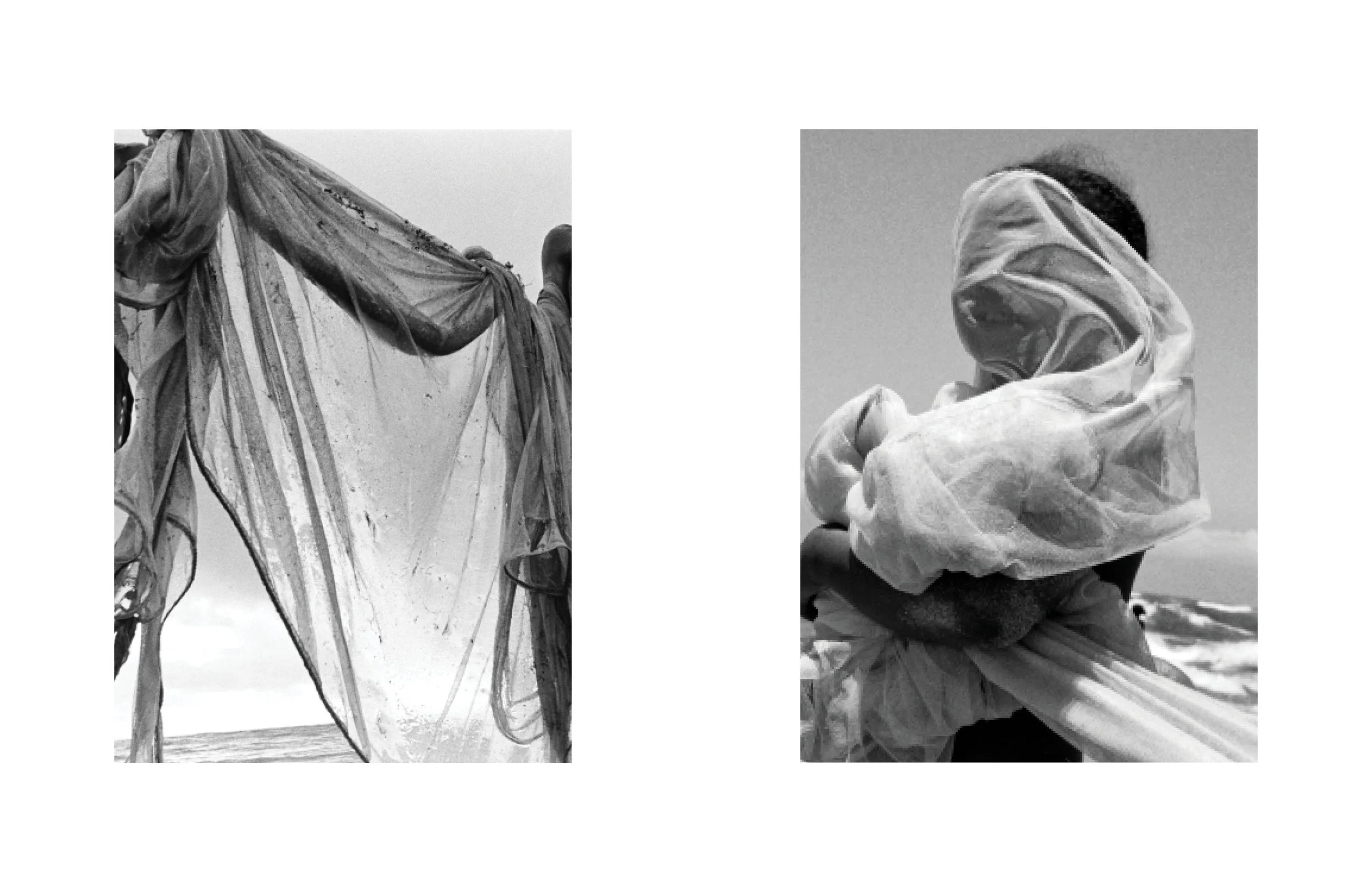 Deux personnages portant des vêtements en tissu léger, avec des foulards couvrant leur tête, l'un avec un voile blanc et l'autre avec un tissu blanc, dans un contexte probablement côtier.