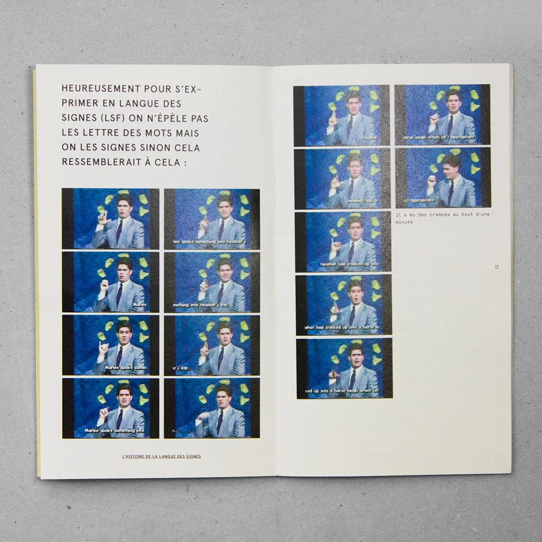 Page d'un livre avec des images de deux hommes en costume, illustrant la langue des signes, avec du texte en français et en anglais décrivant la progression d'une conversation en langue des signes.