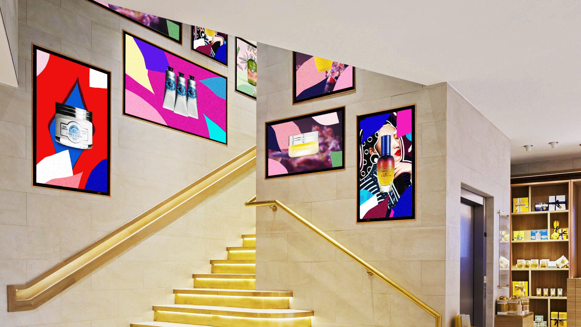 Affichage publicitaire dans un centre commercial, montrant divers produits cosmétiques et de beauté, avec des illustrations colorées, une escalier avec rampe en or, et un mur en pierre claire.