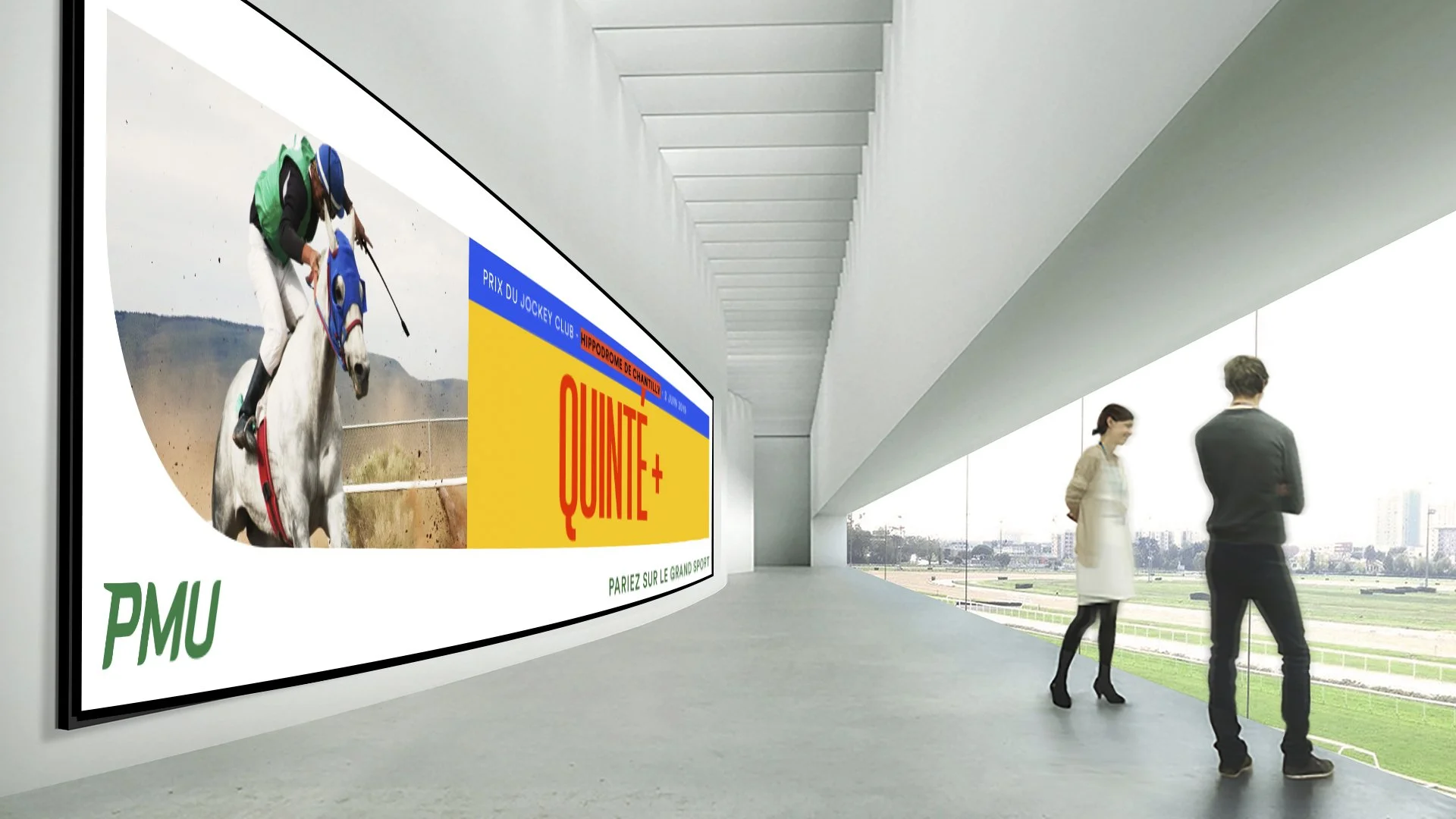 Une affiche promotionnelle dans un lieu moderne avec deux personnes regardant par une grande fenestration. L'affiche montre un cavalier en course de chevaux avec du texte en français, notamment 'QUINTE+' et d'autres informations liées à un événement 