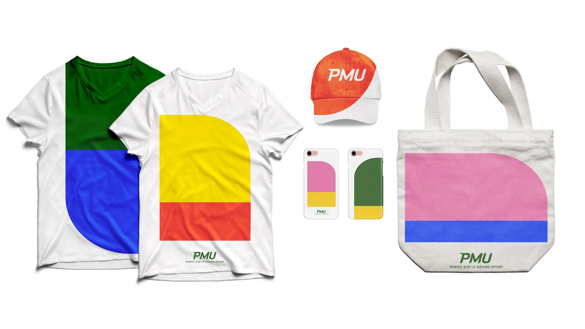Collection de produits promotionnels avec le logo PMU, comprenant deux t-shirts avec motifs colorés, une casquette orange et blanche, deux coques de téléphone avec motifs, et un sac en tissu avec motif en blocs de couleurs