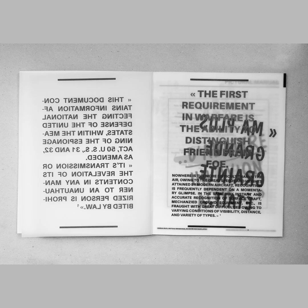 Une photo d'un magazine ouvert, avec du texte en anglais sur une page et du texte inversé sur l'autre. Les textes discutent des exigences pour la reconnaissance dans le domaine aéronautique et de l'importance de la compréhension moderne des avions. L