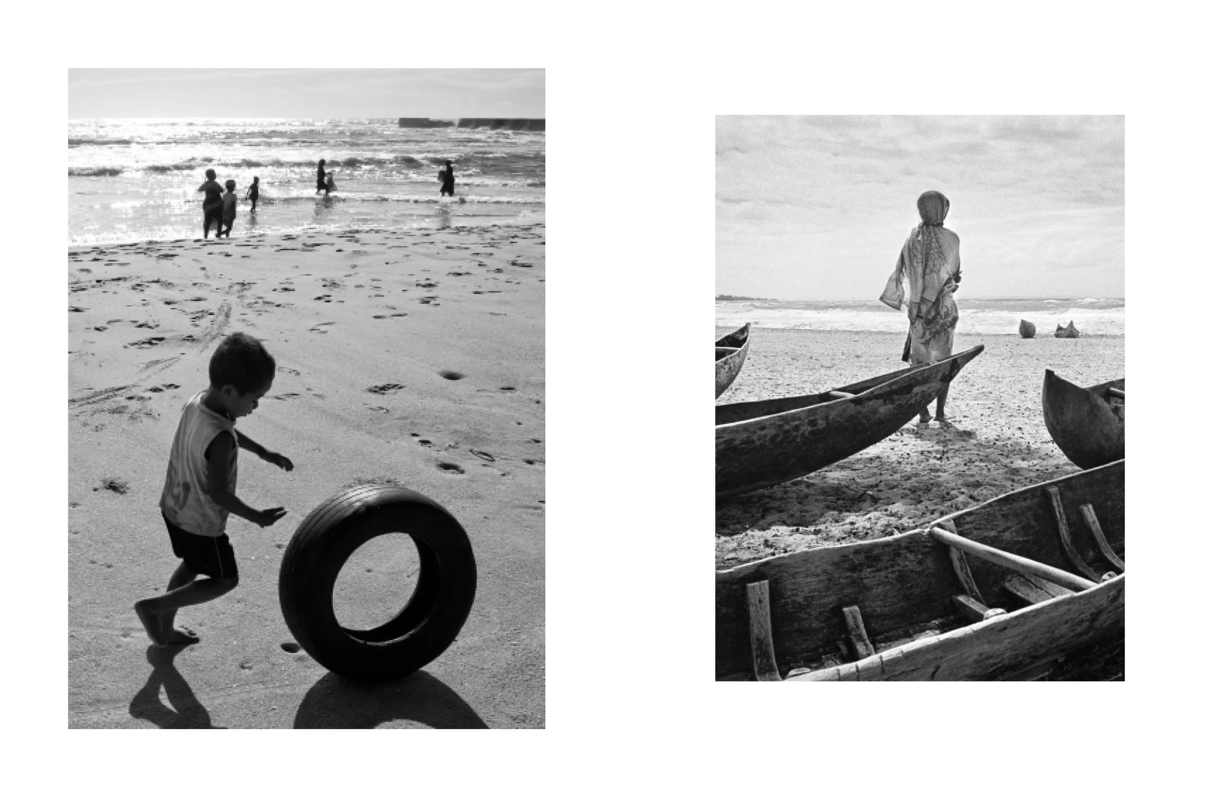 Deux images en noir et blanc, la première montre des enfants jouant sur la plage avec la mer en arrière-plan, la deuxième montre une femme en vêtements traditionnels regardant vers la mer, avec des bateaux en bois sur la plage. Les deux images évoque