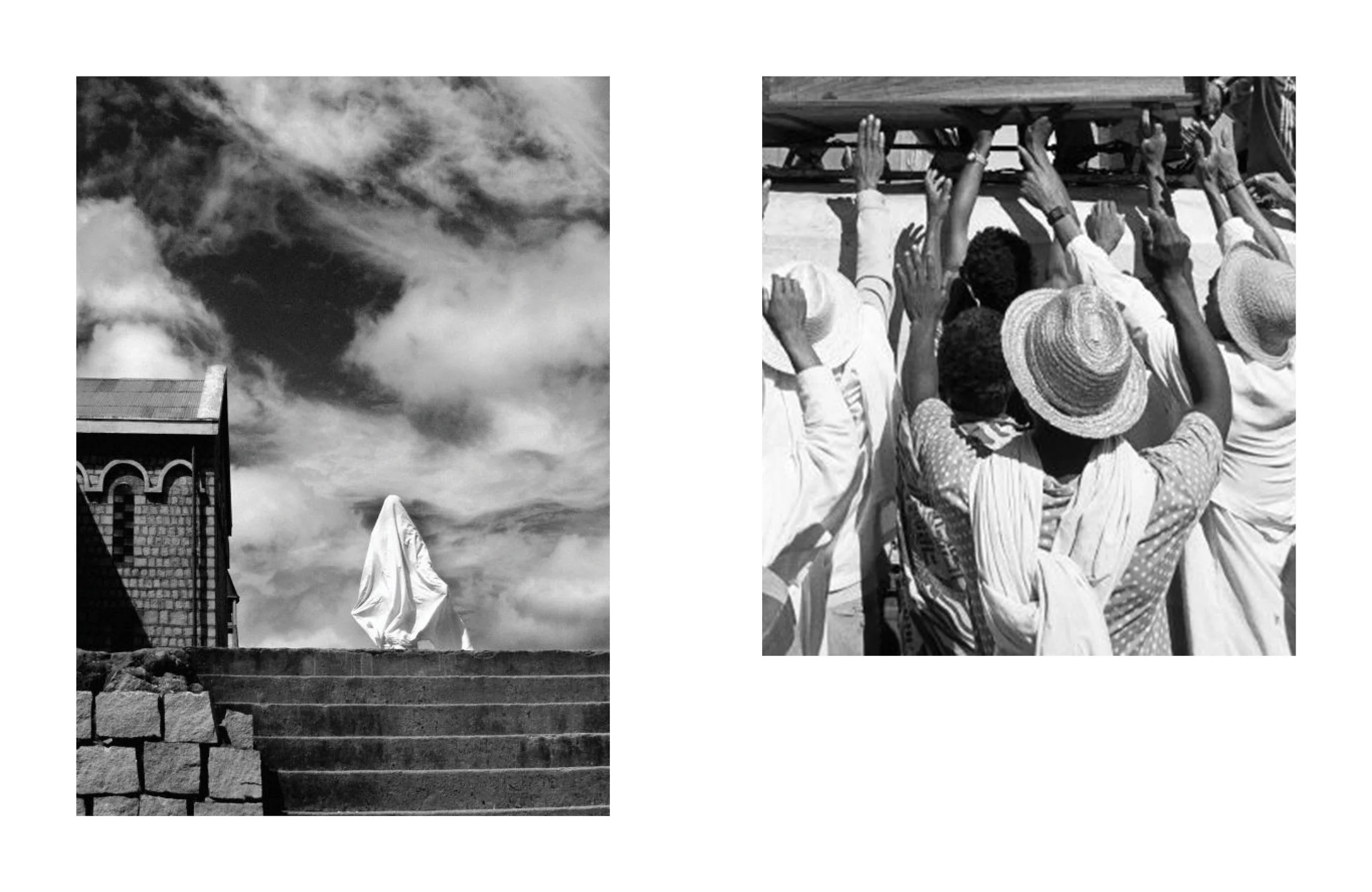 Une image en noir et blanc montrant deux scènes différentes. Sur la gauche, un bâtiment avec un ciel nuageux en arrière-plan et un drapeau blanc en première ligne. Sur la droite, un groupe de personnes portant des vêtements légers et des chapeaux, le