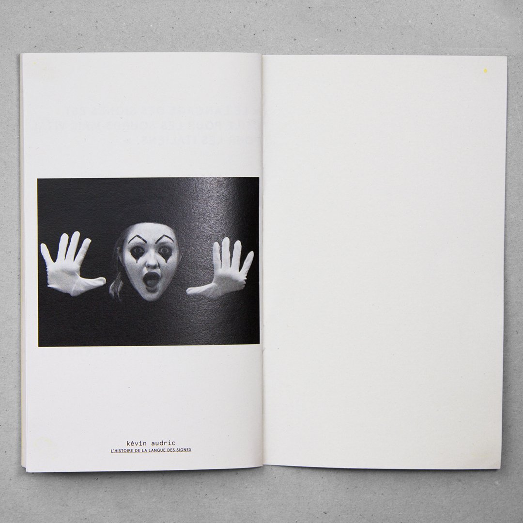 Une personne porte un masque avec une expression étonnée et des gestes de mains ouvertes, l'illustration est en noir et blanc.