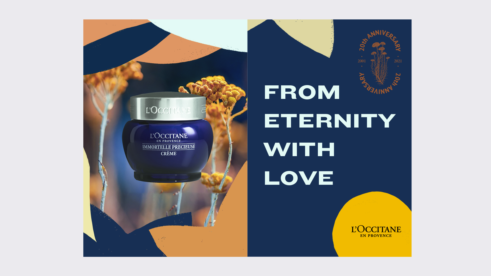 Une affiche de célébration avec un produit de soin de la peau L'Occitane Immortelle précieuse crème. La photo montre un pot de crème violet foncé avec un couvercle argenté, placé devant un fond de fleurs et un texte indiquant un anniversaire de 20 an