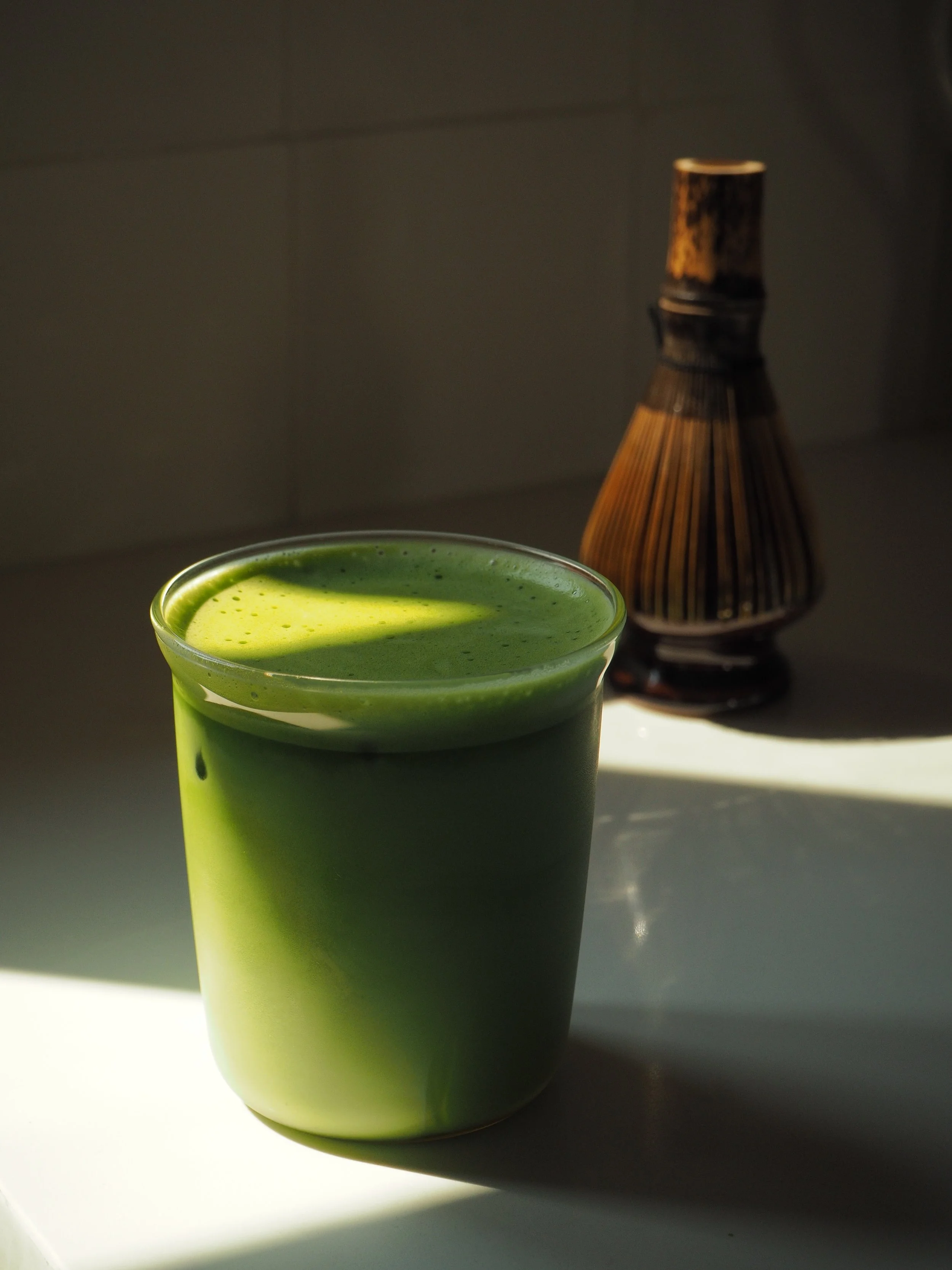 A vibrant green matcha latte using Mokuren by Hoshino Seicha-en