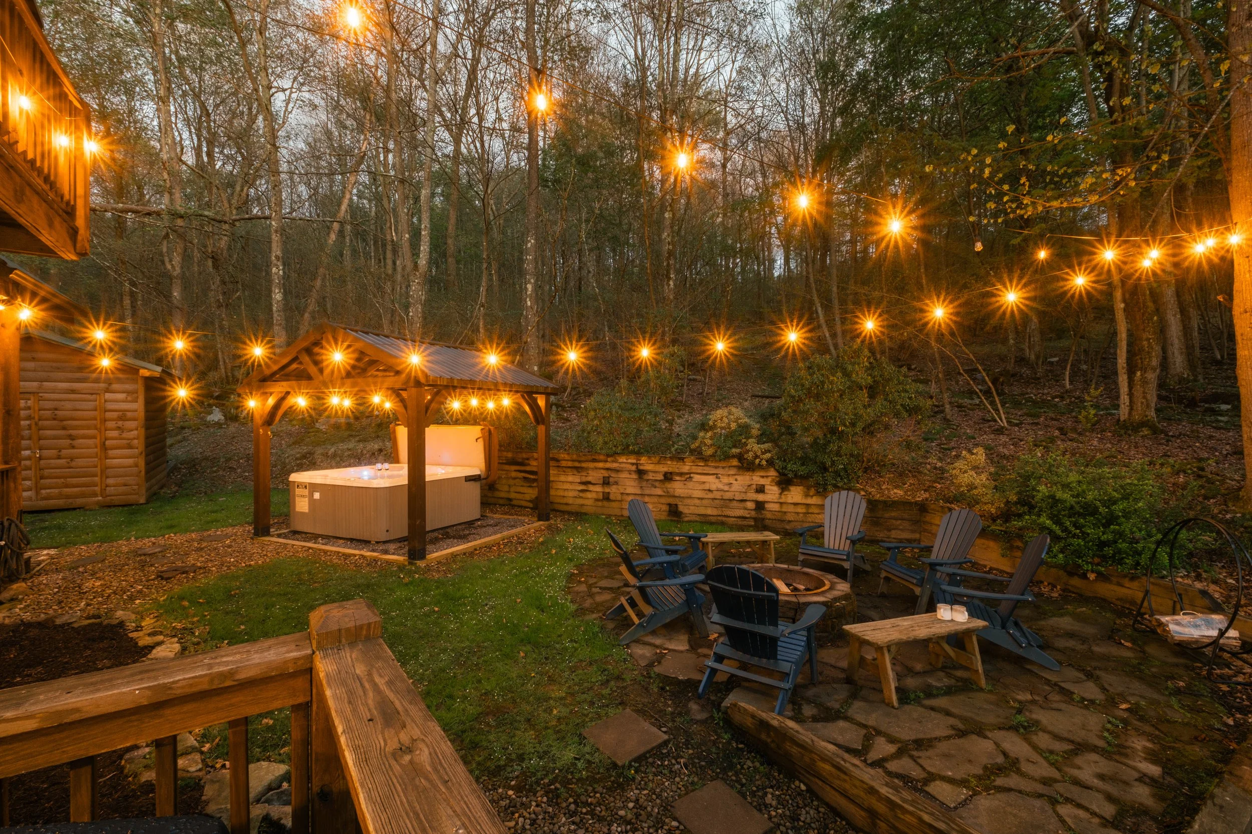 pine-and-paw-lodge-fire-pit-hot-tub.jpg