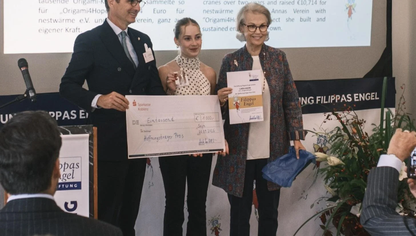 Lara Hahn (Origami4Hope) erhält den Hoffnungsträger-Preis Filippas Engel 2026 auf Schloss Sayn