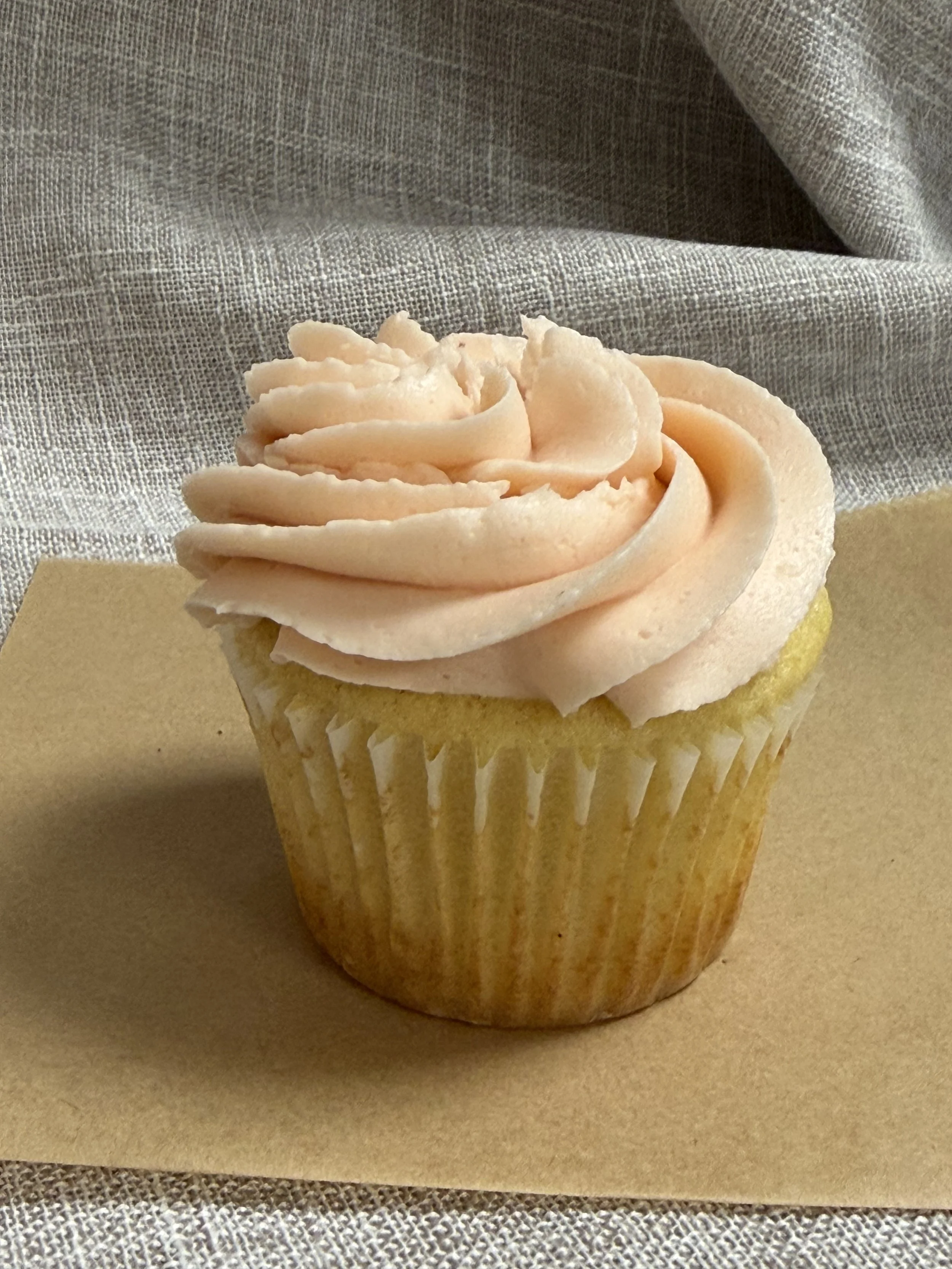 Classis Vanilla w/ Fresh Strawberry Buttercream