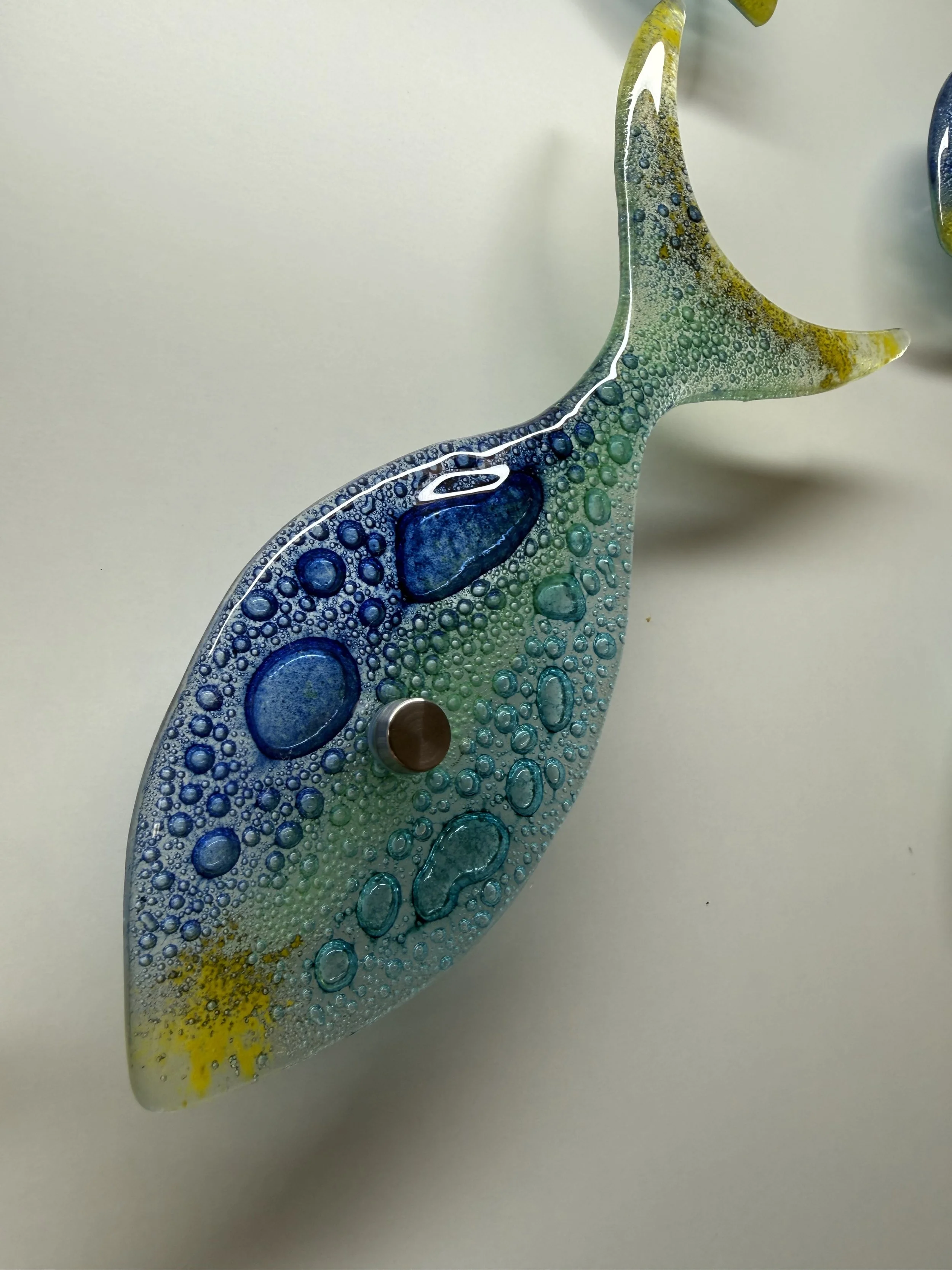 Set of 2 large fish blue top