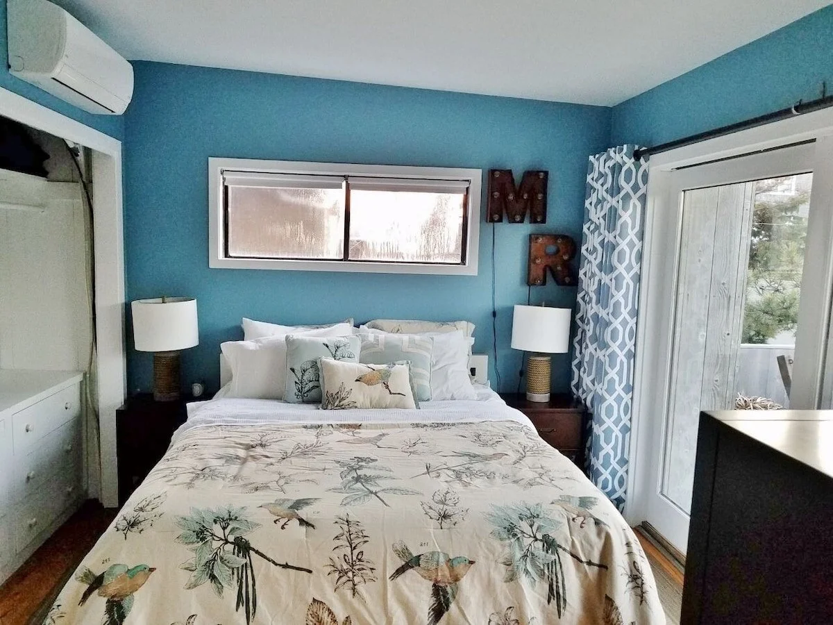 Bedroom 1- Queen with en suite