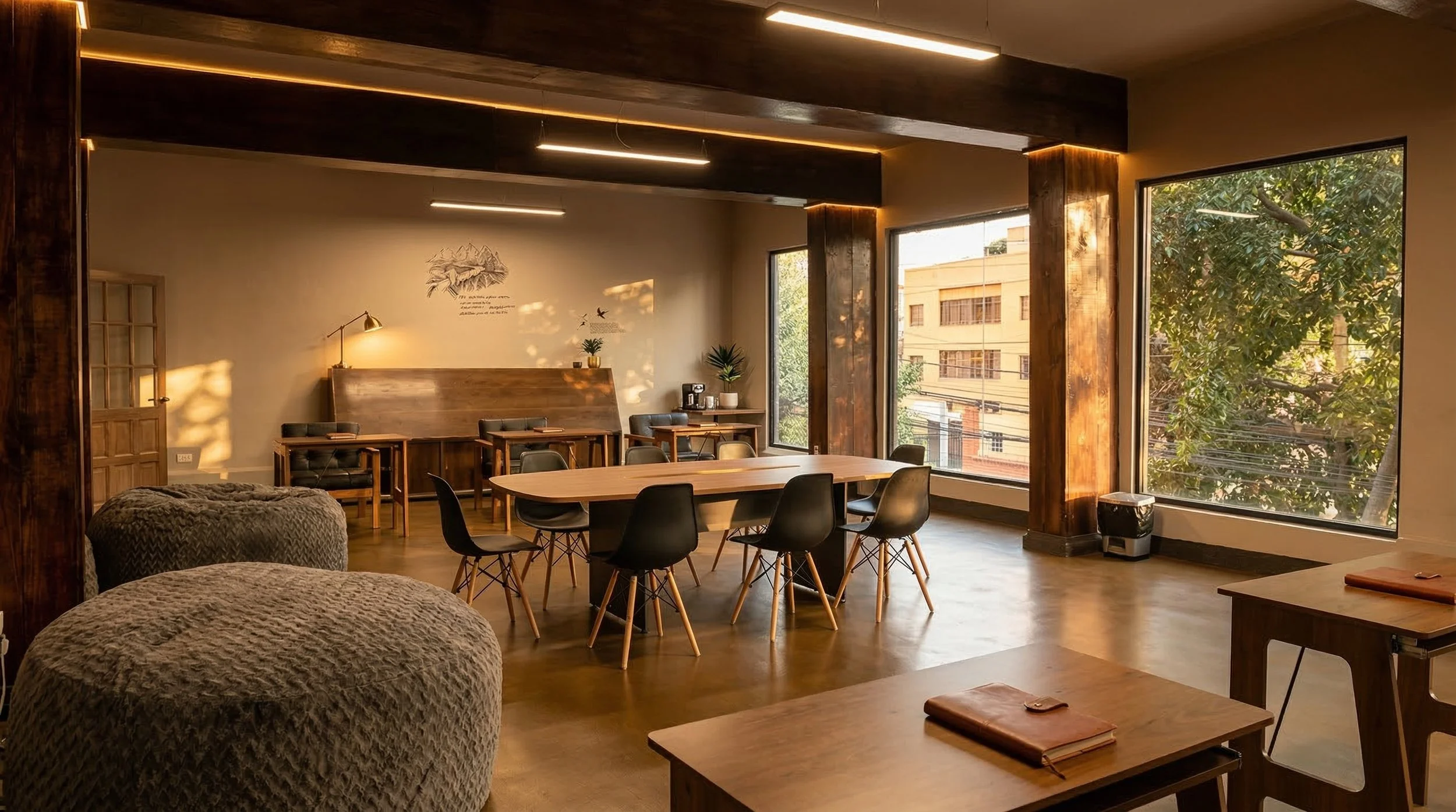 Sala de reuniones con mesas y sillas de madera, grandes ventanales que dejan ver árboles y edificios, decoración moderna y cálida