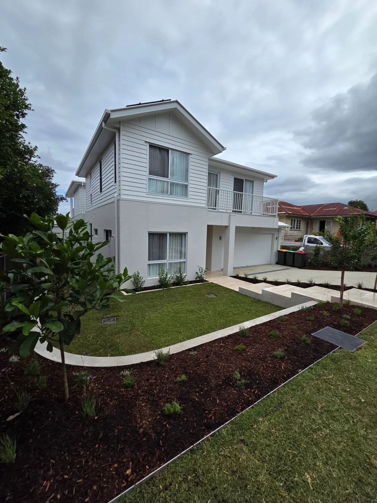 Our recently completed front yard project in Grange is benefiting from this wet and muggy weather, with the turf taking exceptionally since it's been installed.

With a considerable height difference from the naturestrip to the house level, we instal