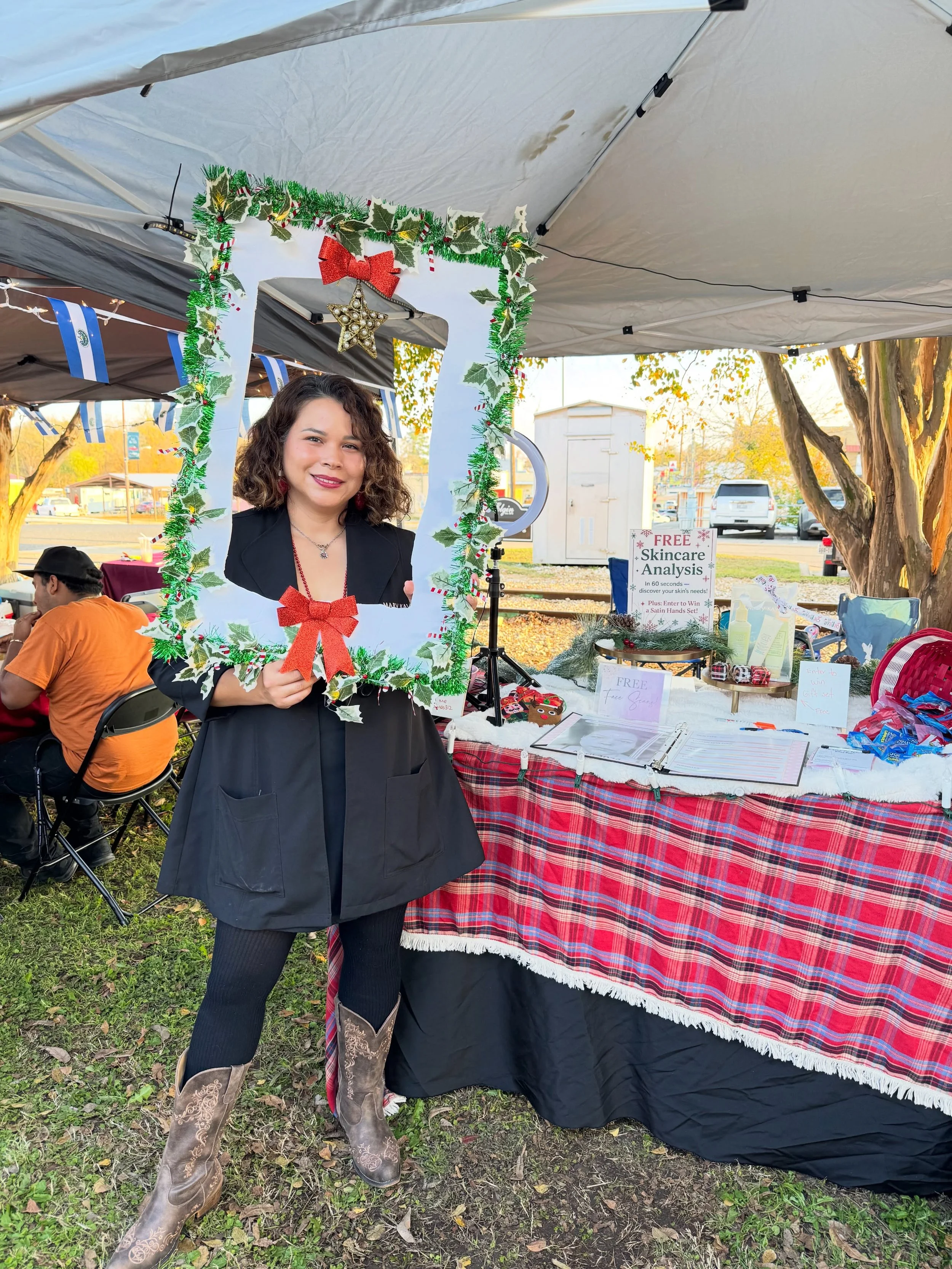 🎄✨ &iexcl;La Cultura Market regresa pronto! Nos vemos el s&aacute;bado 12 de diciembre con mariachi, muchos vendedores, compras navide&ntilde;as y mucho m&aacute;s! 🎶🛍️
📣 &iexcl;Solicitudes para vendedores abren el domingo 25 de octubre a las 12 