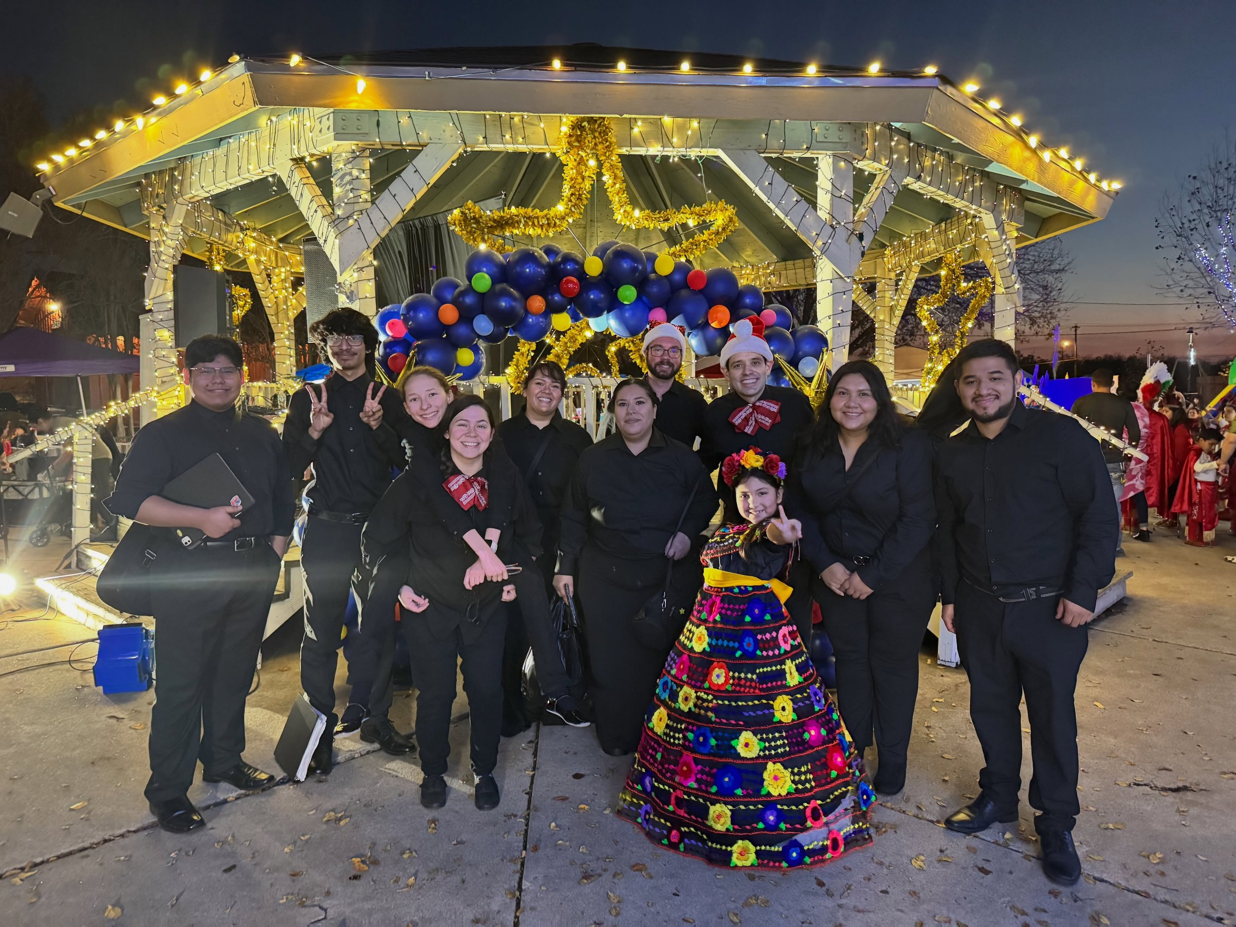 &iexcl;Ya casi llega nuestro pr&oacute;ximo mercado navide&ntilde;o! Sabemos que est&aacute;n emocionados, &iexcl;y nosotros tambi&eacute;n! 🎄✨❤️🎉
Nos vemos el s&aacute;bado 12 de diciembre para disfrutar de mariachi, compras navide&ntilde;as, much