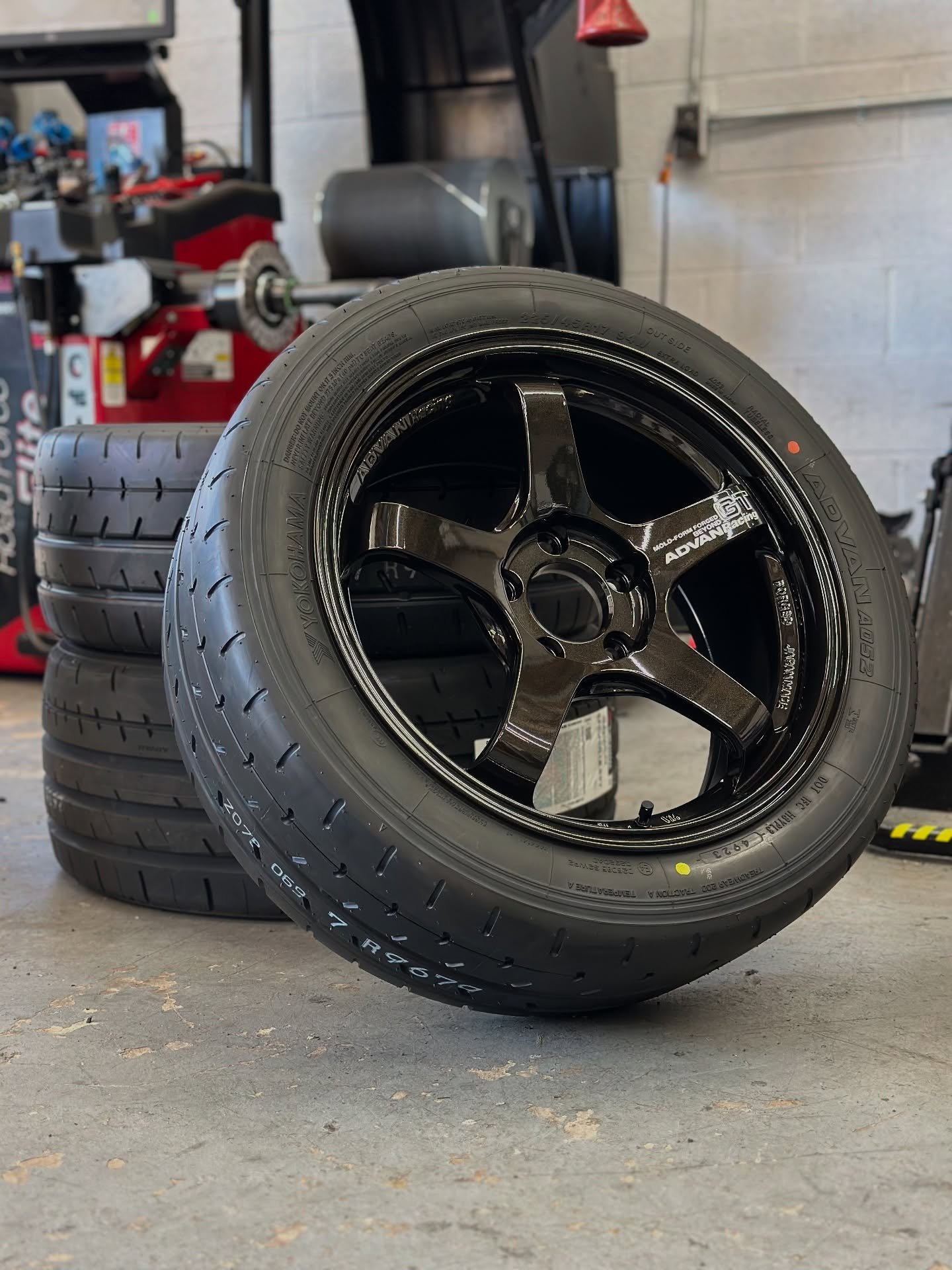 It&rsquo;s Wednesday, my dudes 😌🛞

@e_s_one brought in his brand-new Advan Racing GT Beyond wheels to get wrapped in new Yokohama Advan A052 tires. Finished in Racing Titanium Black, this tire and wheel package is a winning combination 🏆 /// @yoko