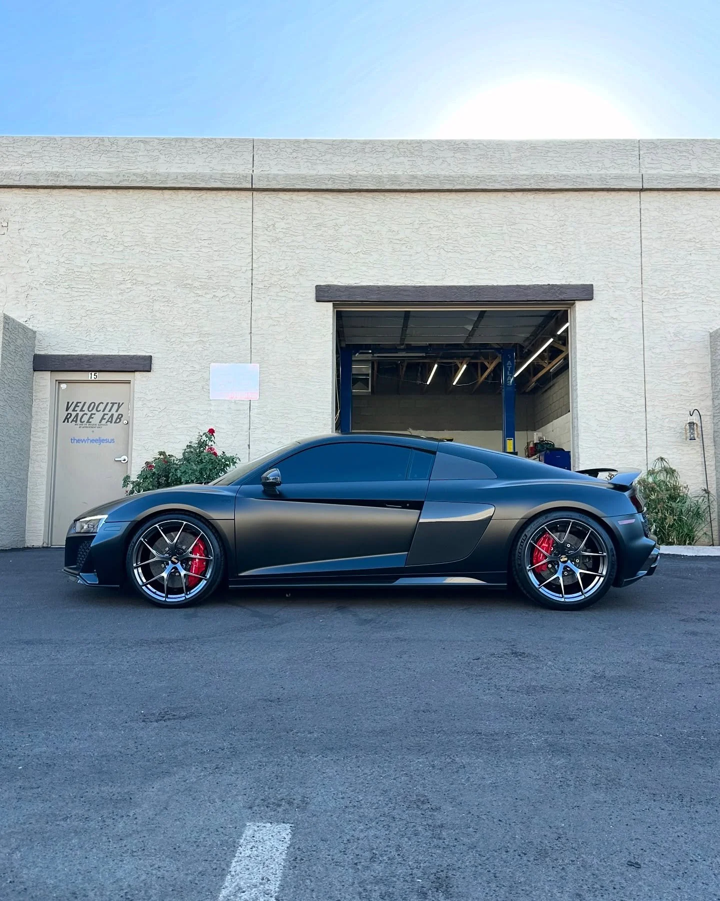 Clean Audi R8 came in to get new BBS FI-R wheels installed and wrapped in Michelin Pilot Sport 4S tires. All dialed in perfectly using the @hunterengineering equipment /// @rans4m @michelinusa @bbs.wheels

#bbs #audi #r8 #realwheels #michelin #tires 