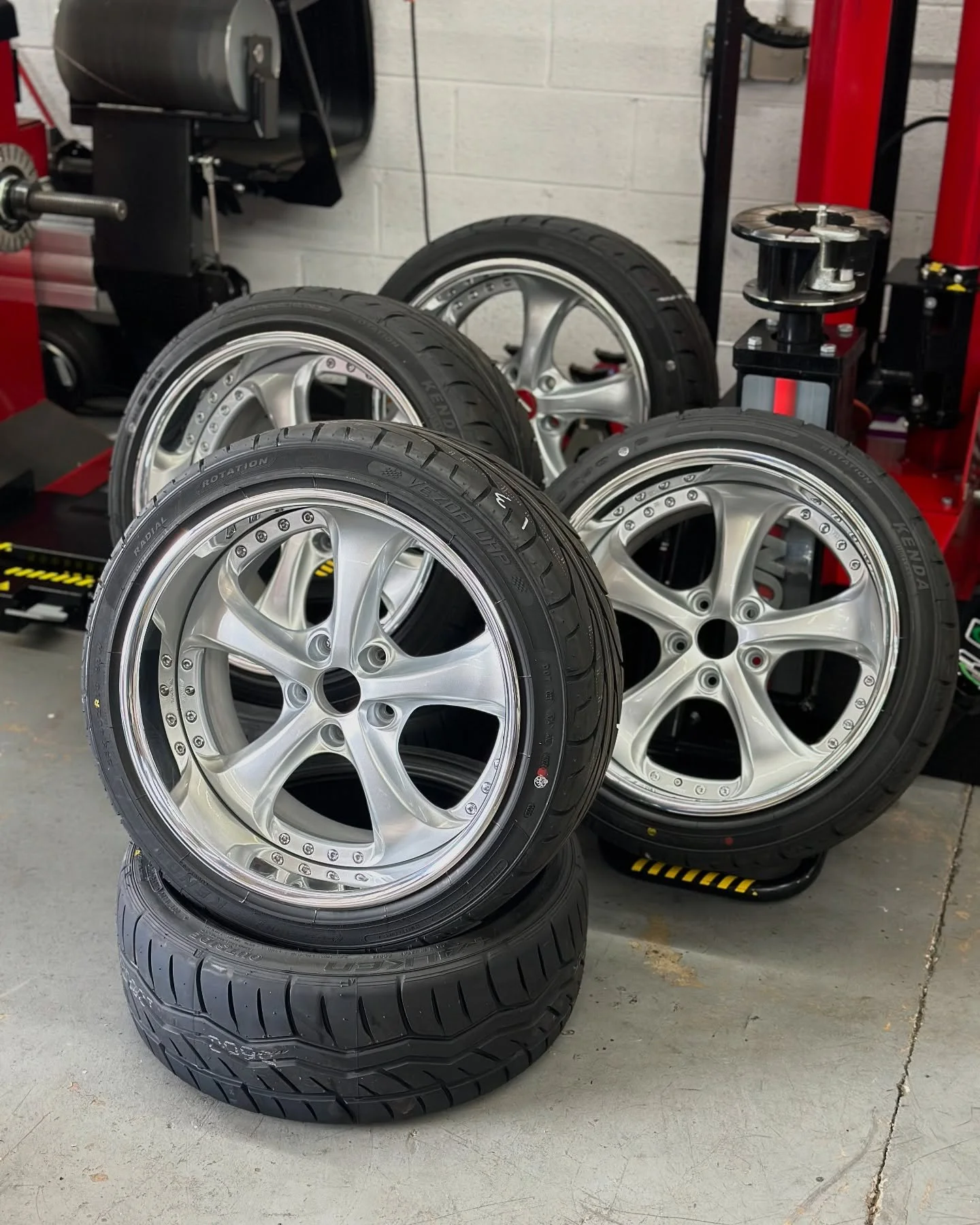 Three Piece Thursday! 

Here&rsquo;s a fun restoration project that I had my hand in to bring some new life into an iconic set of wheels! 😍 @evan_tull brought me his Work VS-KFs and we turned them into something proper for his 240sx! 

New lips were