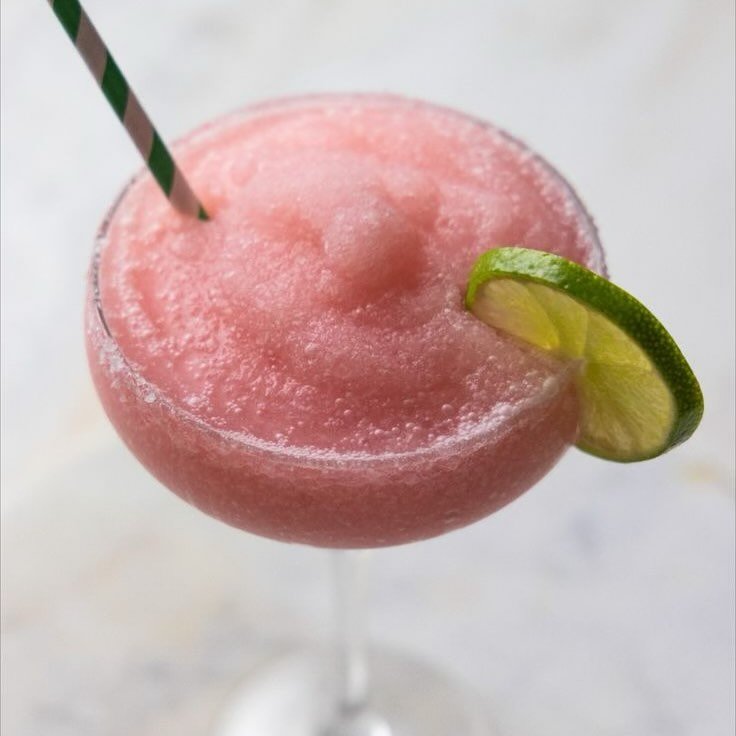 Cool down this summer with our fresh frozen margaritas! 🌊🍹