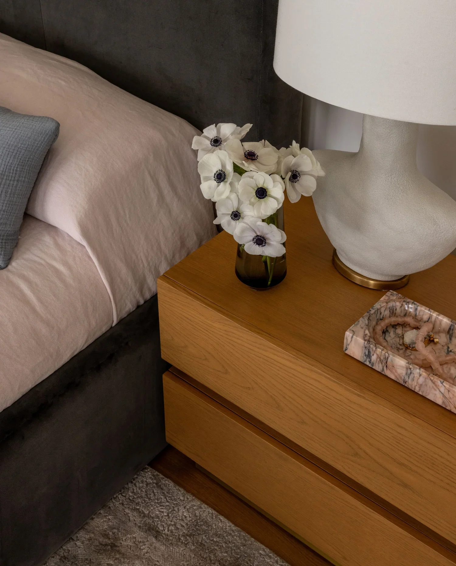 lake-washington-modern-waterfront_primary-bedroom_02.webp