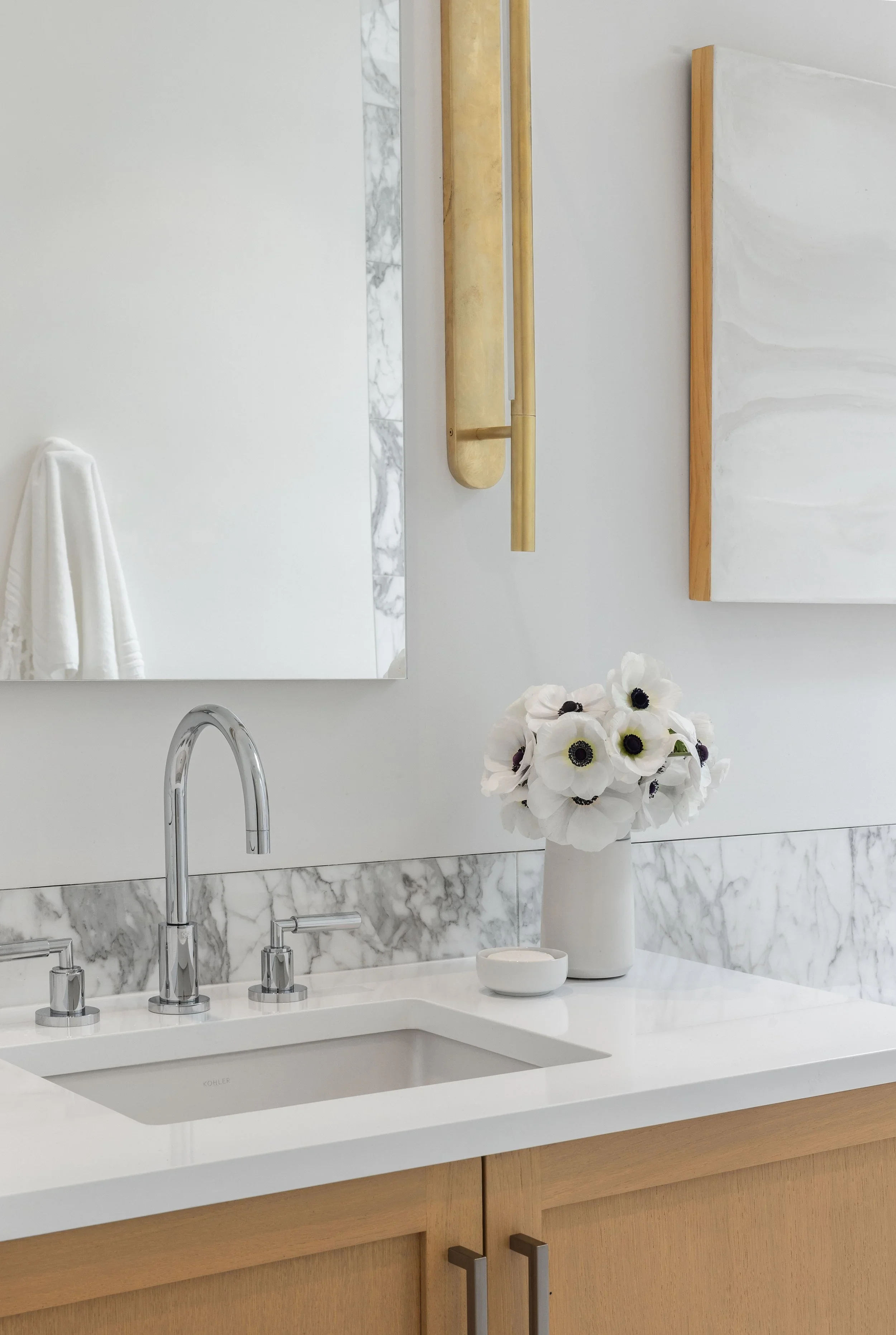 lake-washington-modern-waterfront_guest-bathroom_01.webp