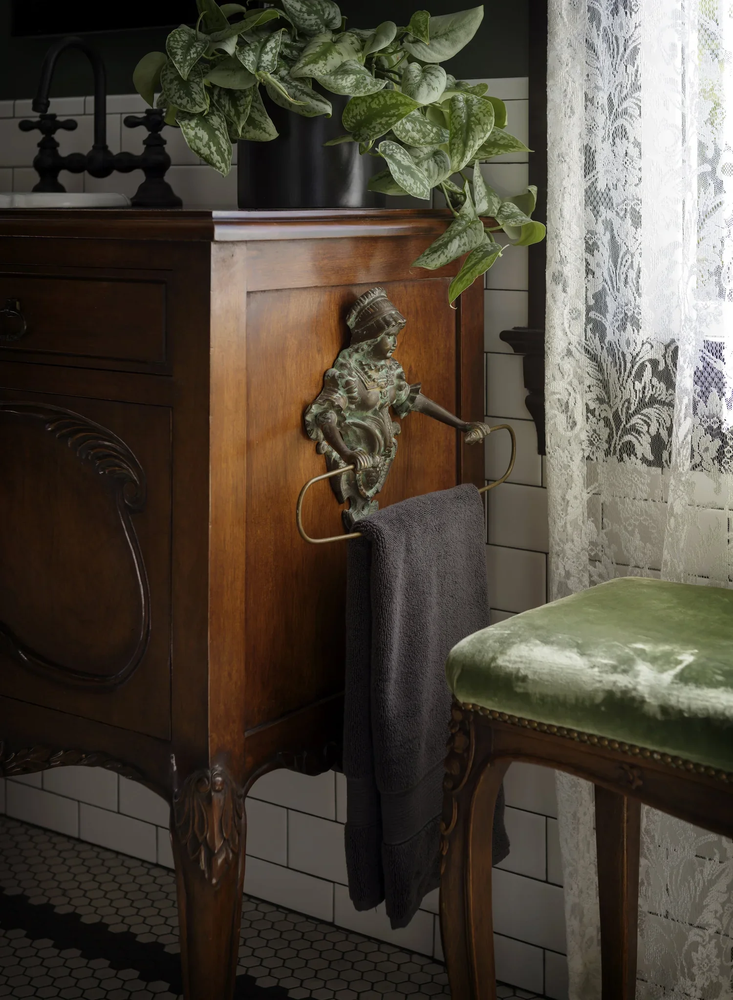 seattle-historic-victorian-landmark_primary-bath_05.webp