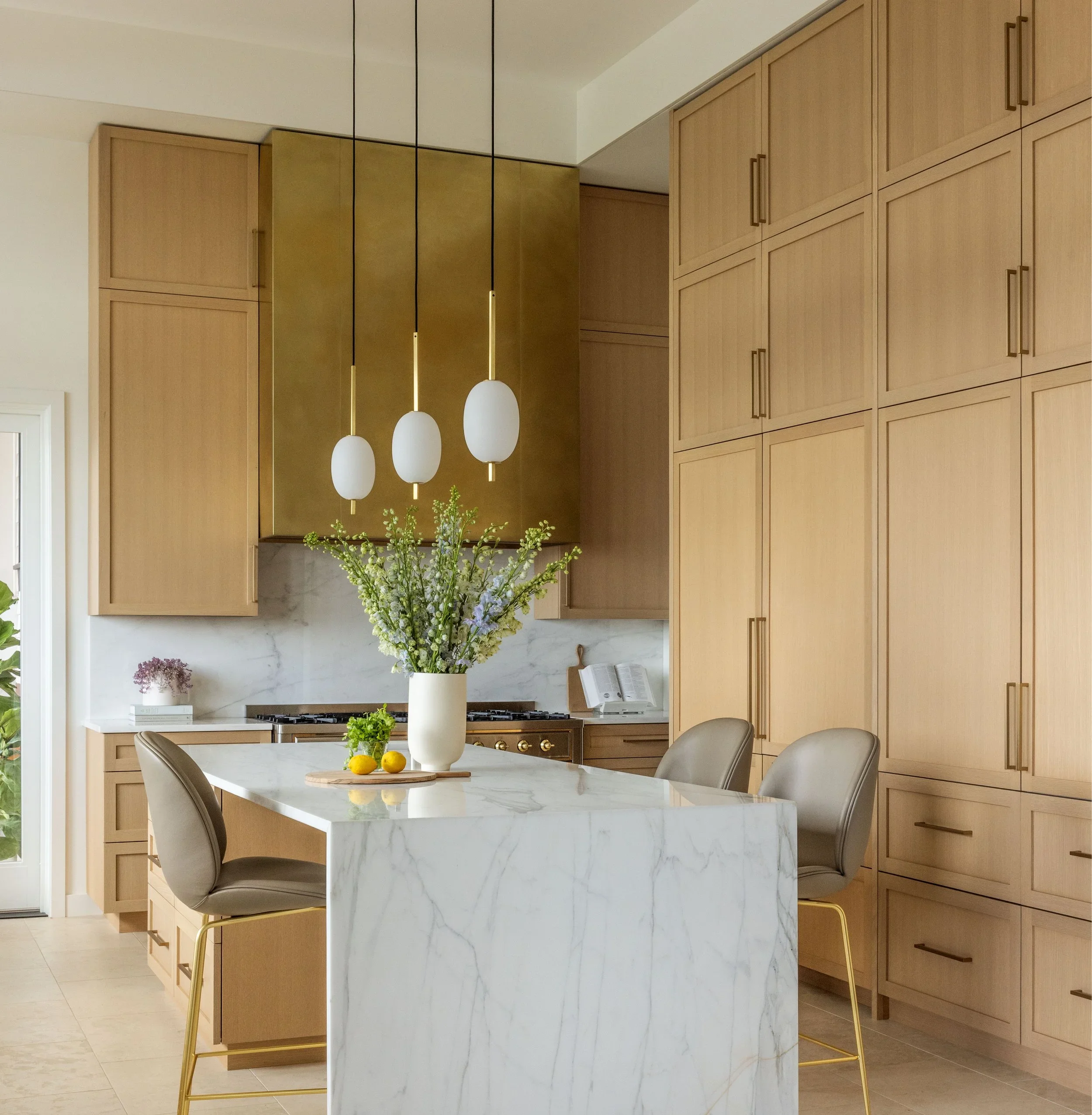 lake-washington-modern-waterfront_kitchen_04.webp