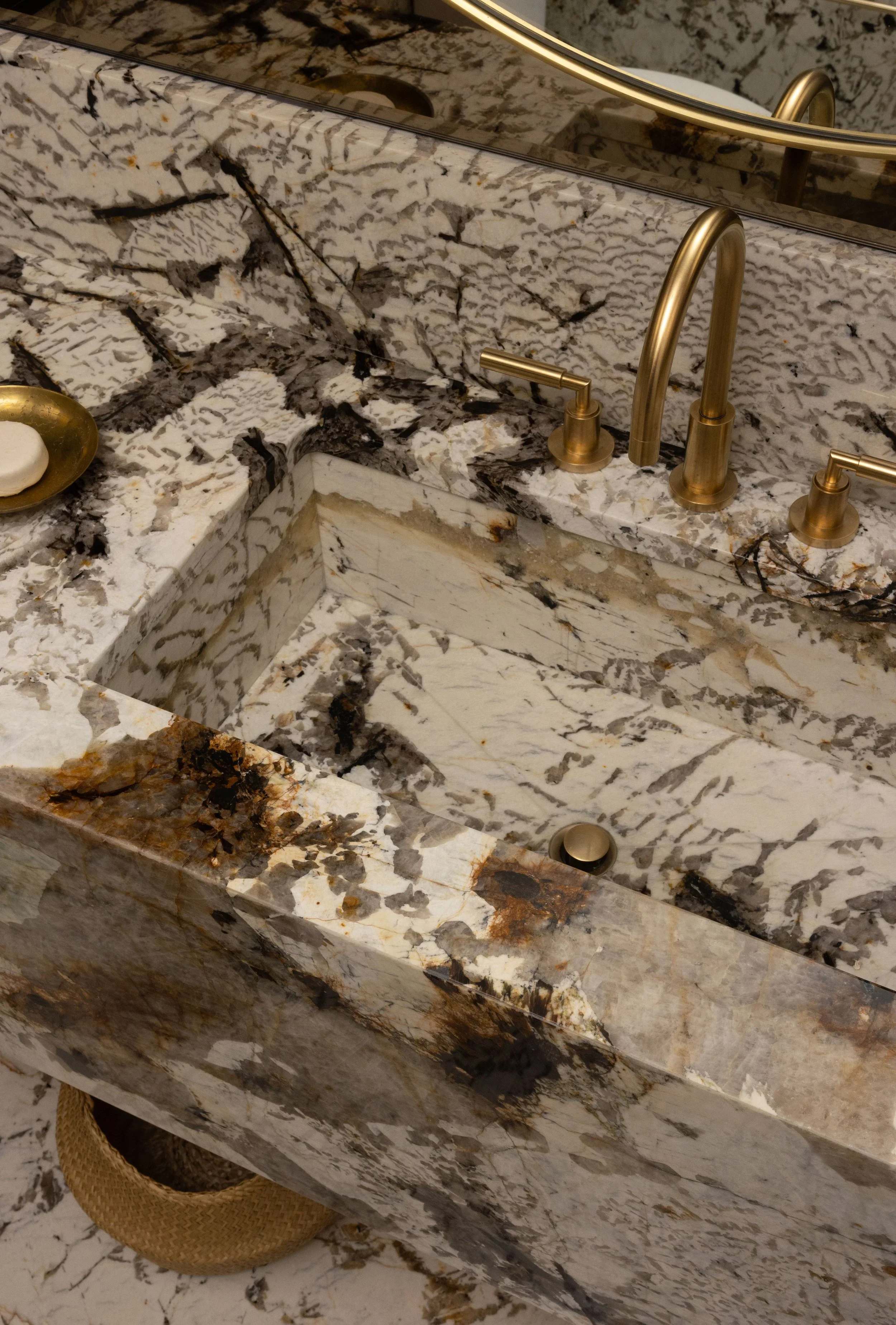 lake-washington-modern-waterfront_powder-room_02.webp