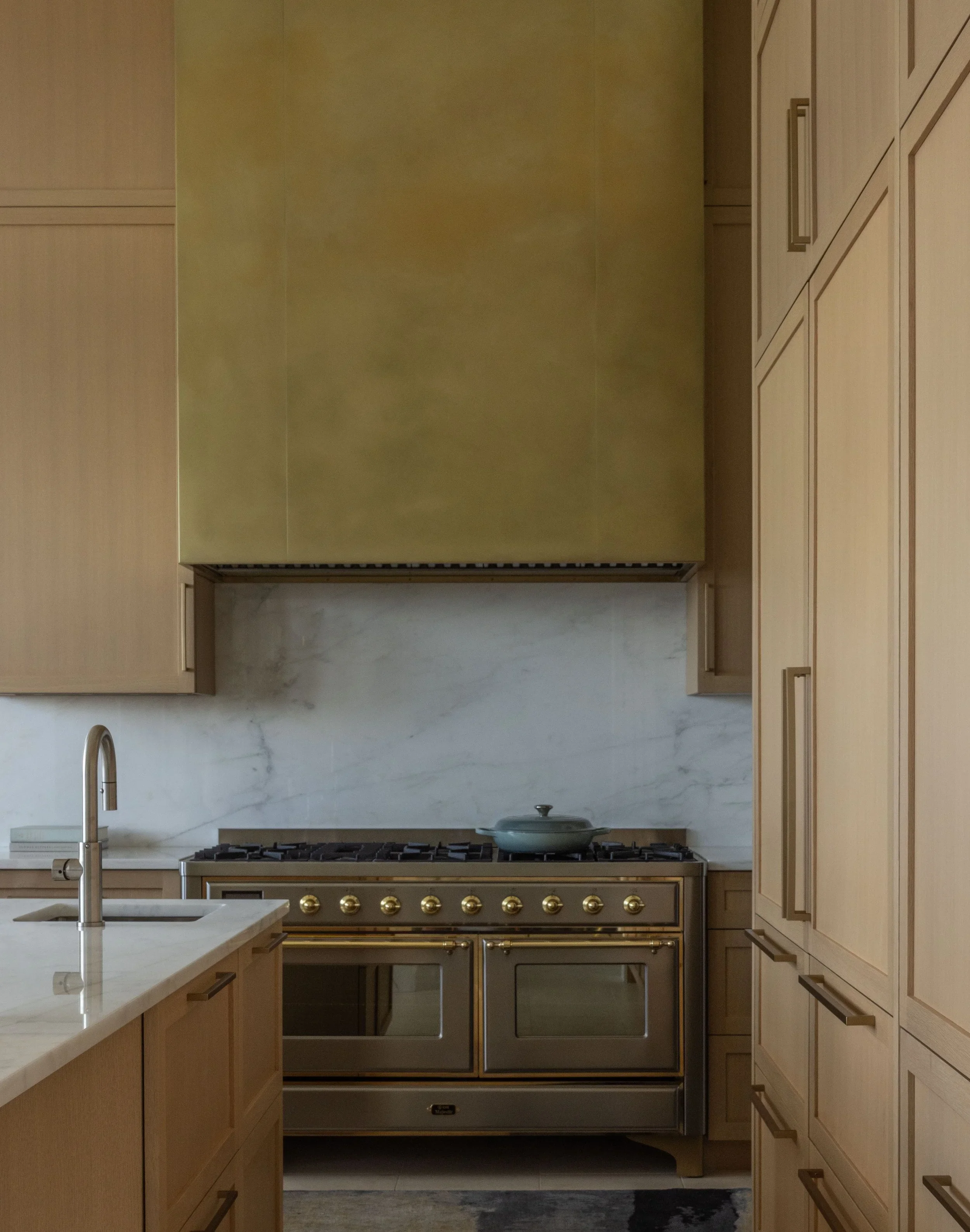lake-washington-modern-waterfront_kitchen_01.webp