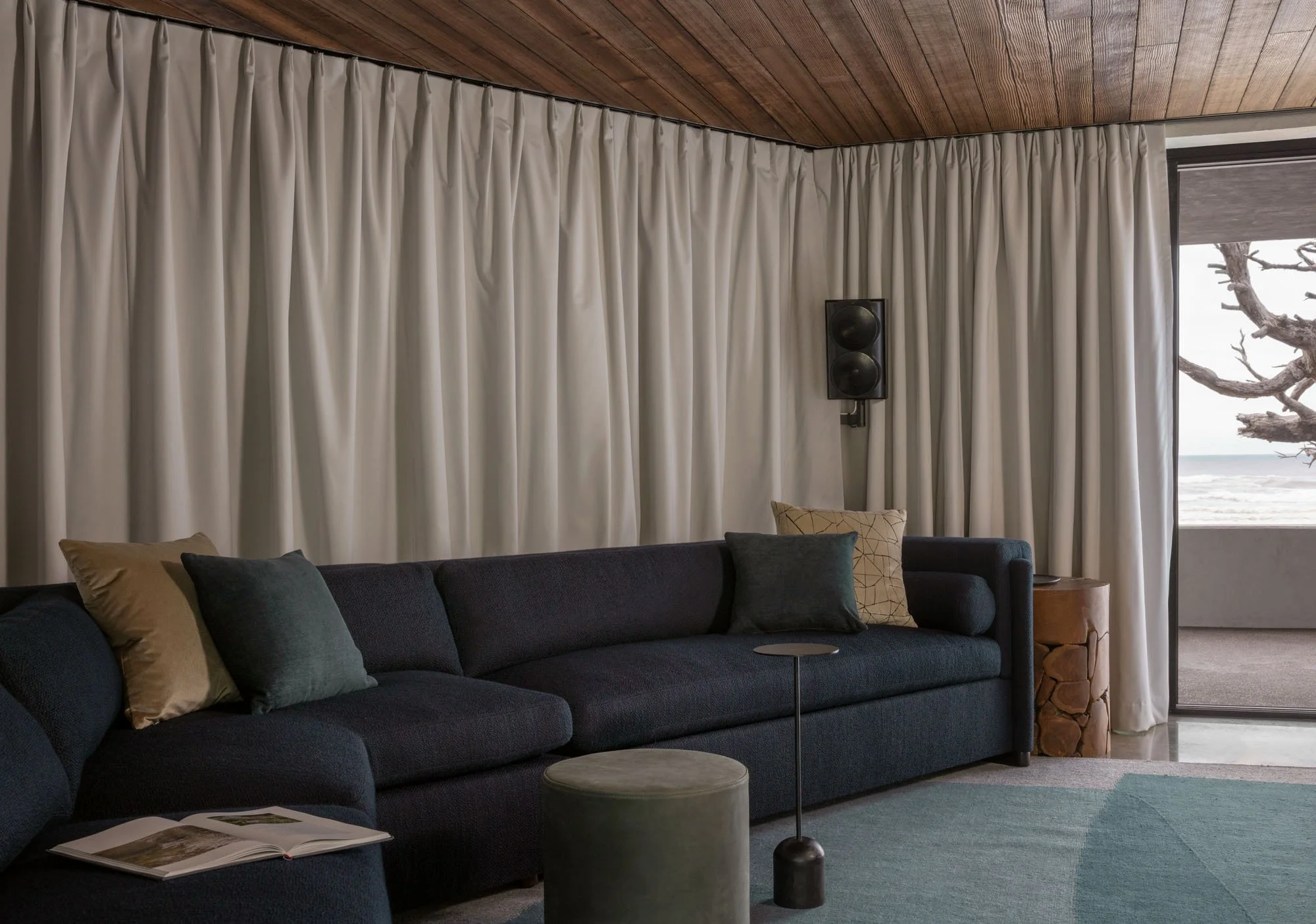 arch-cape-beach-house_living-room_01.jpeg