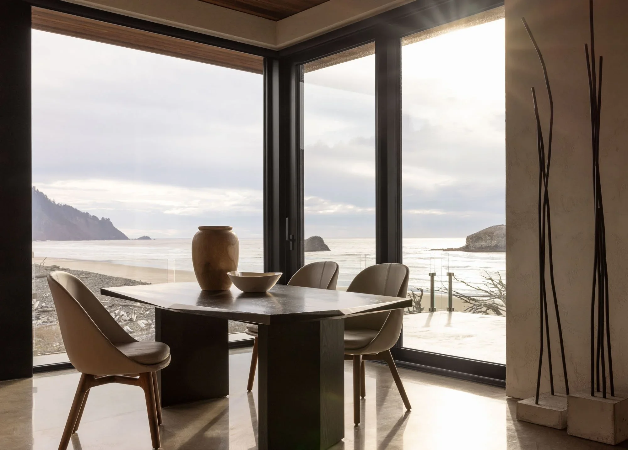 arch-cape-beach-house_dining-room_05.webp