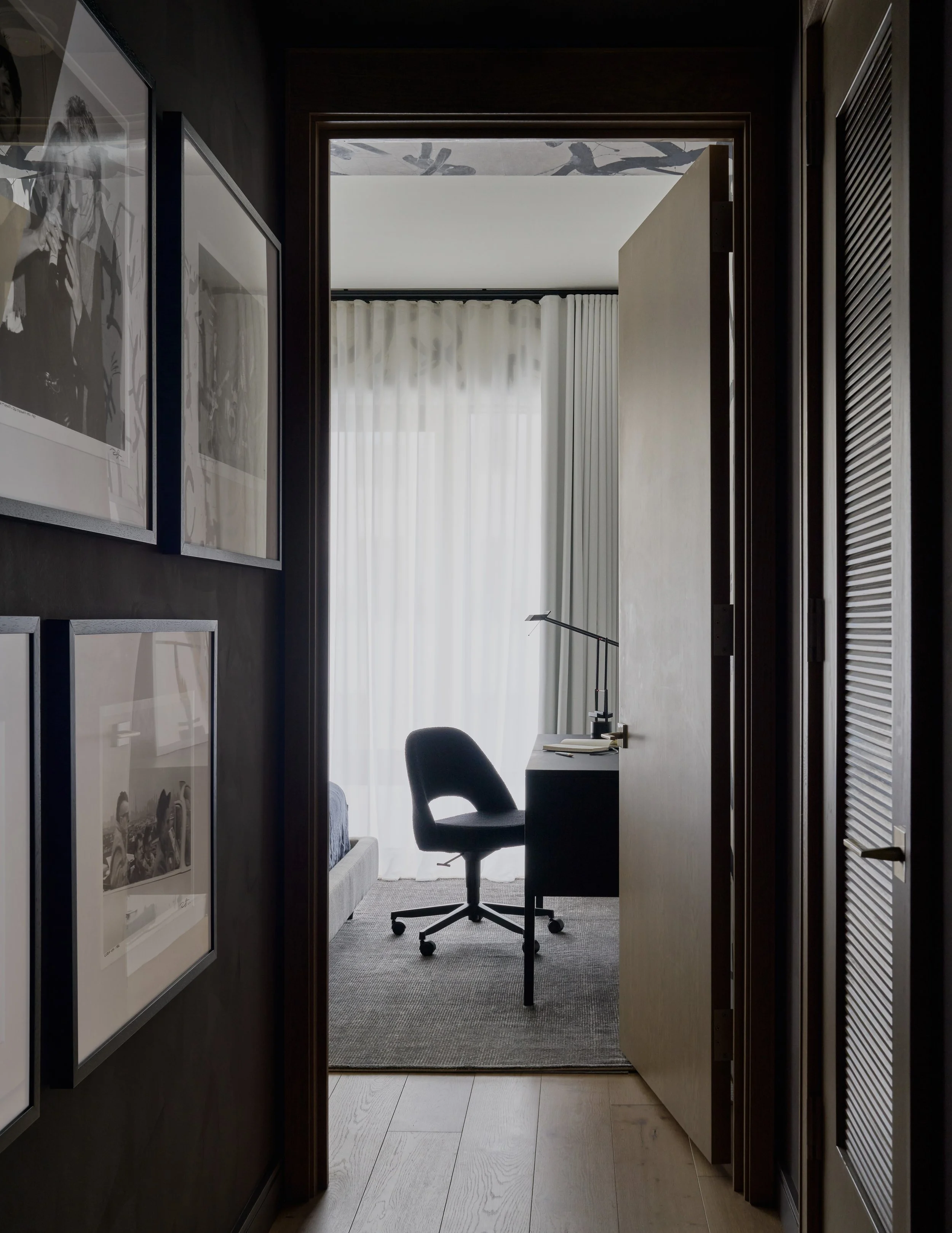 gramercy-park-manhattan-residence_guest-bedroom_03.jpg