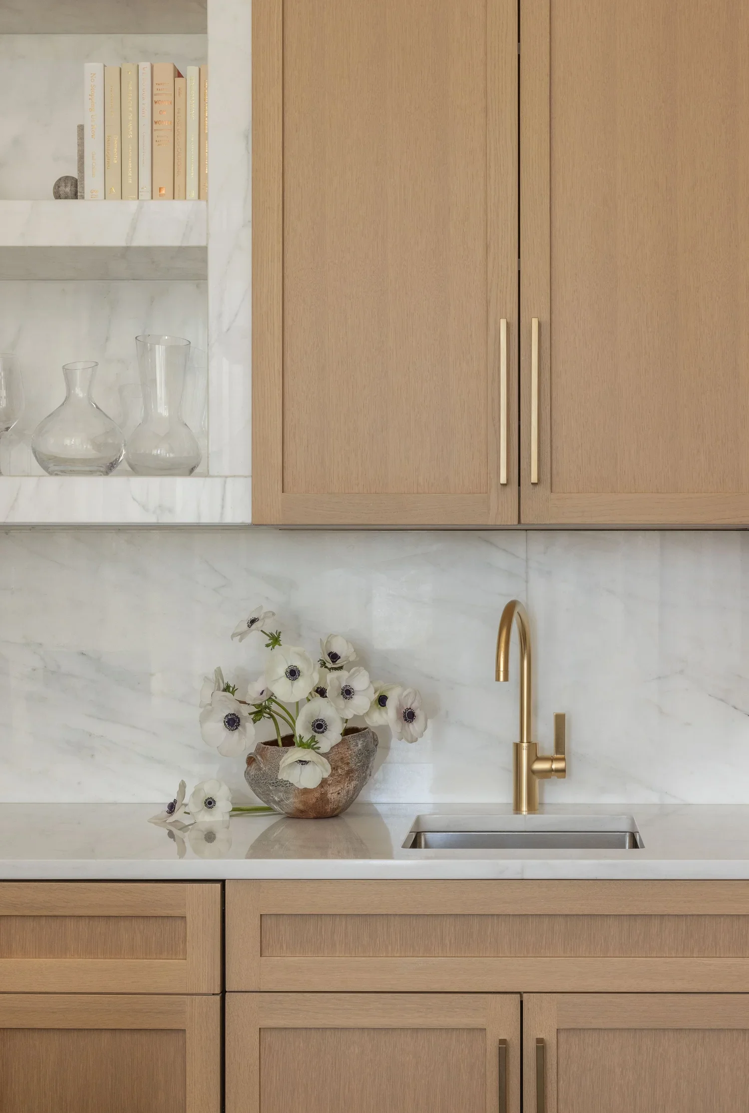 lake-washington-modern-waterfront_kitchen_03.webp