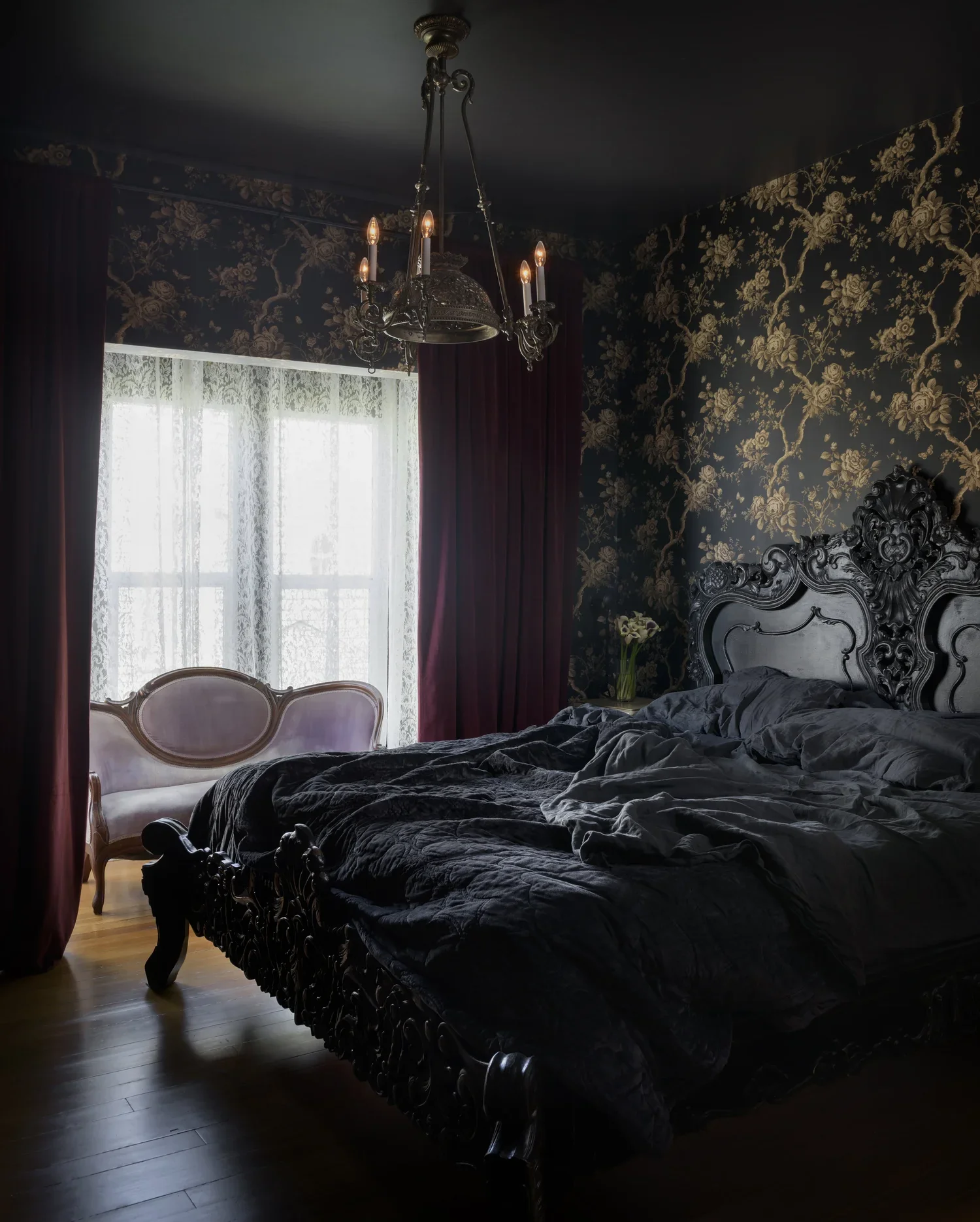 seattle-historic-victorian-landmark_primary-bedroom_01.webp