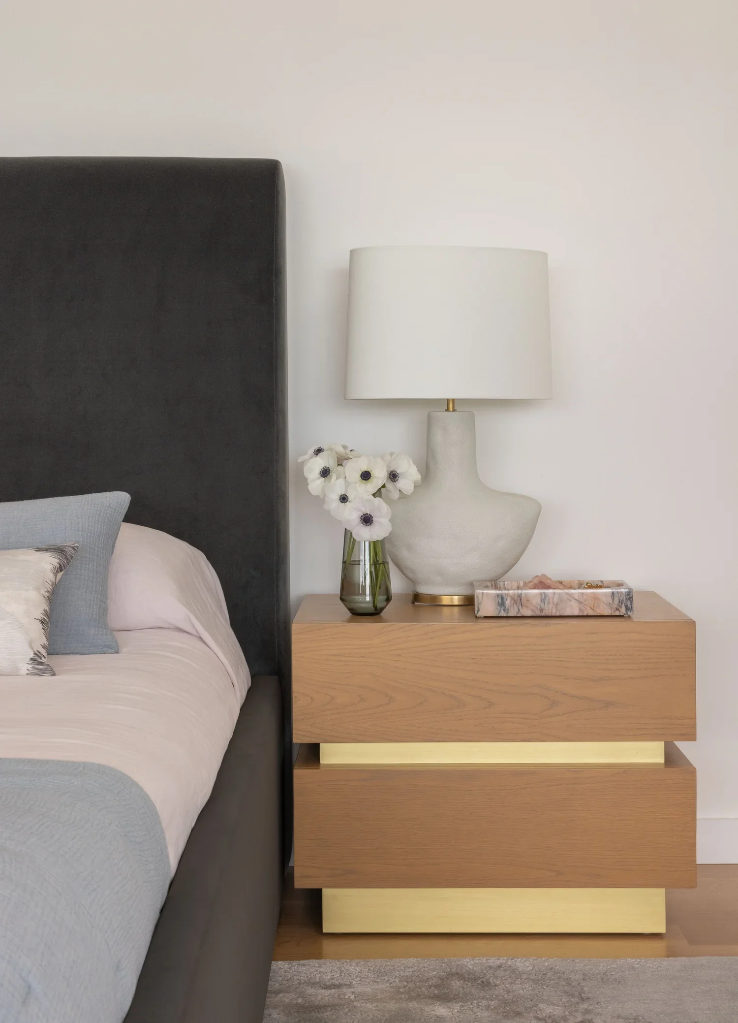 lake-washington-modern-waterfront_primary-bedroom_01.webp