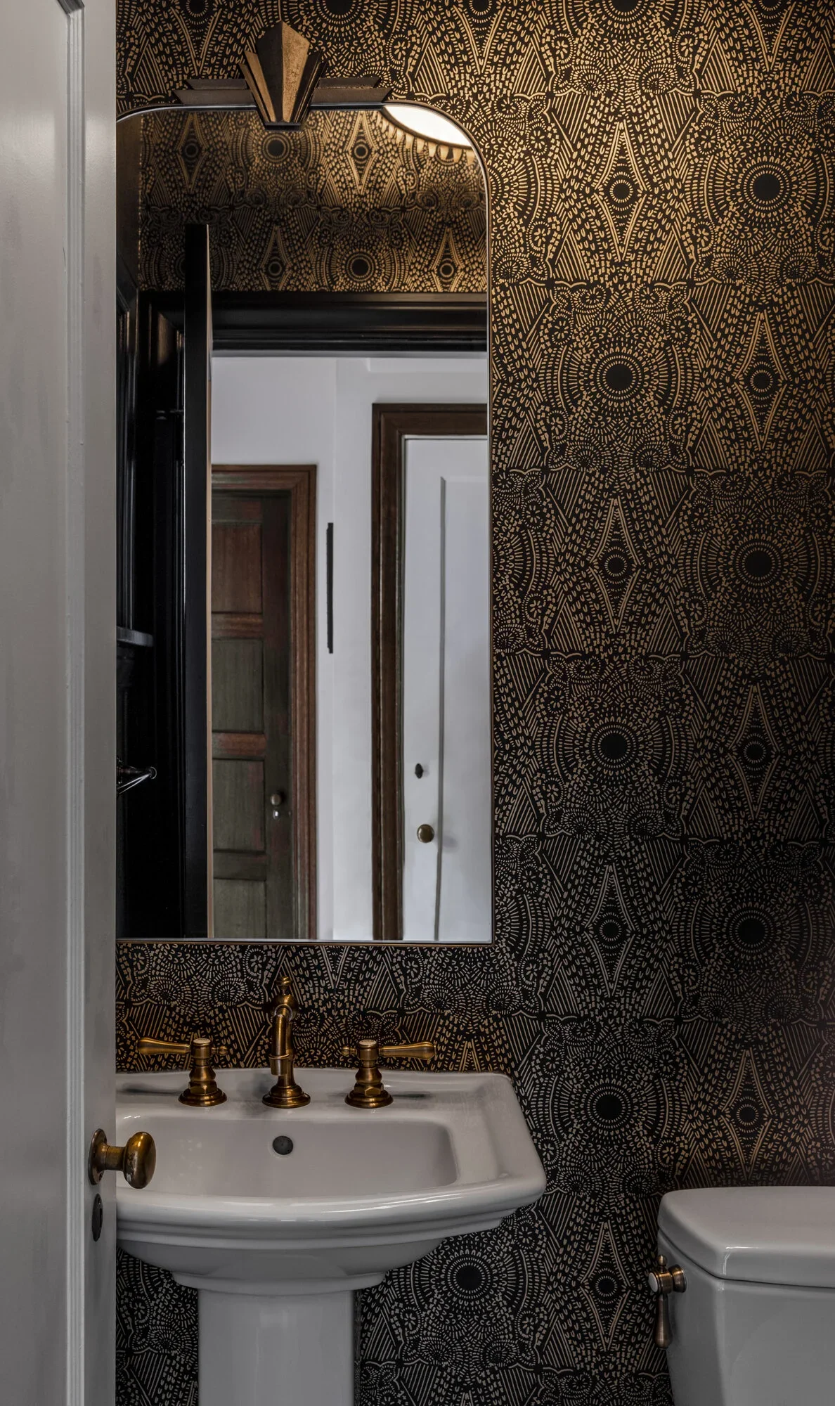 east-seattle-lakeside-remodel_powder-room_01.webp