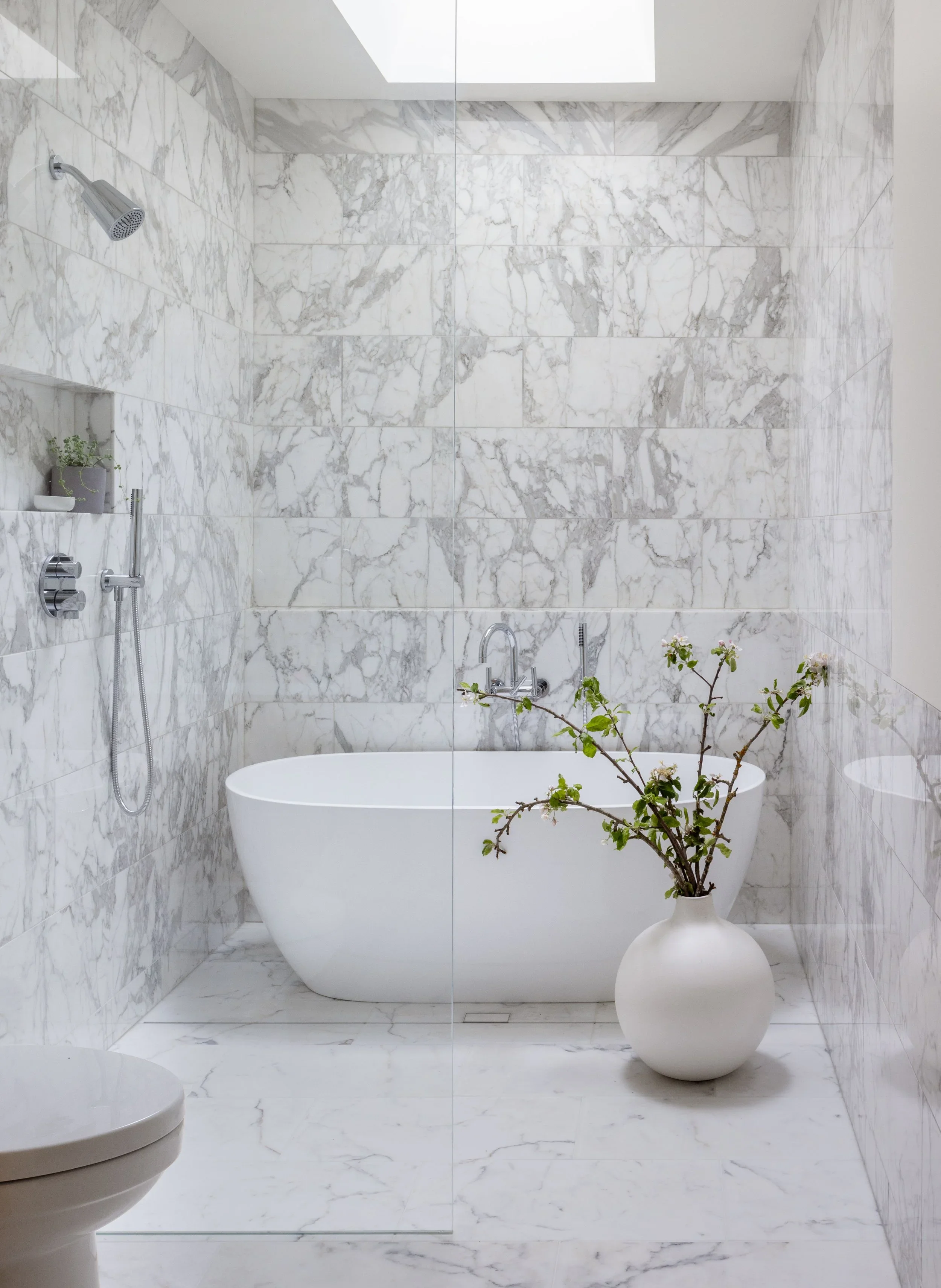 lake-washington-modern-waterfront_guest-bath_01.webp