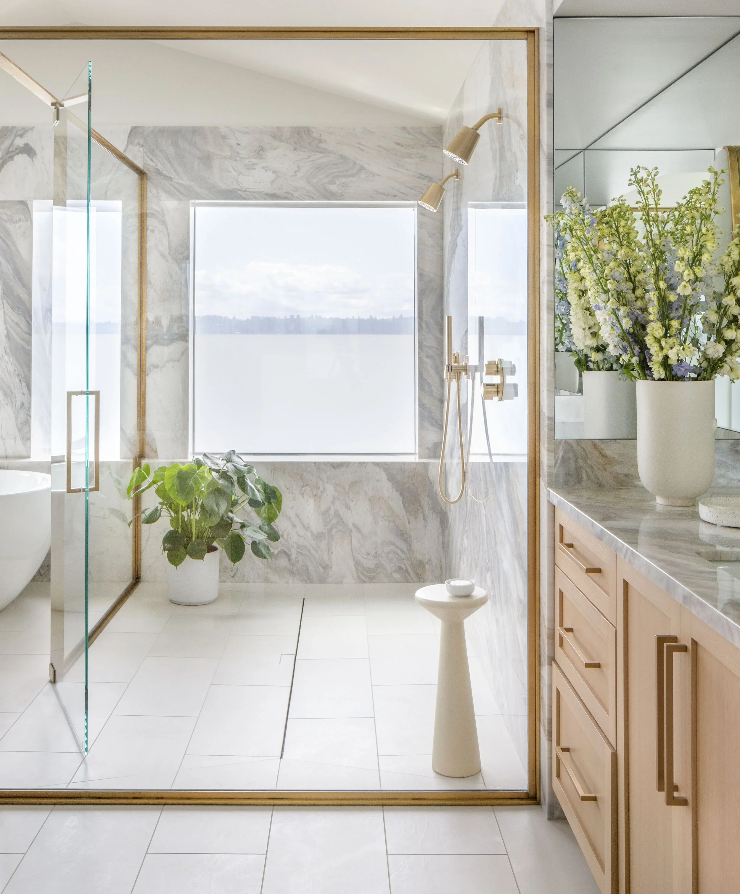 lake-washington-modern-waterfront_primary-bath_03.webp