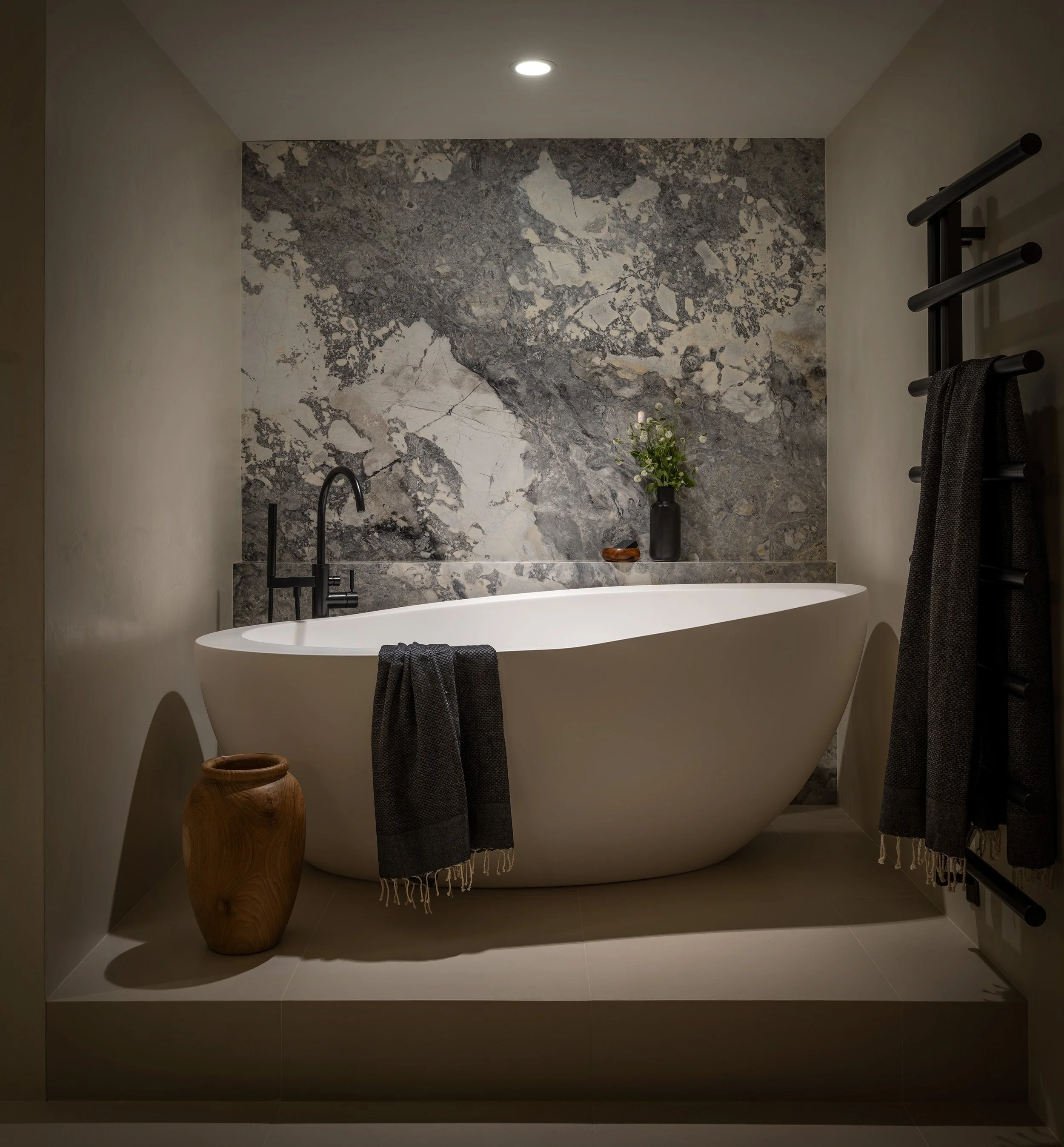 belltown-seattle-urban-retreat_primary-bath_03.jpg